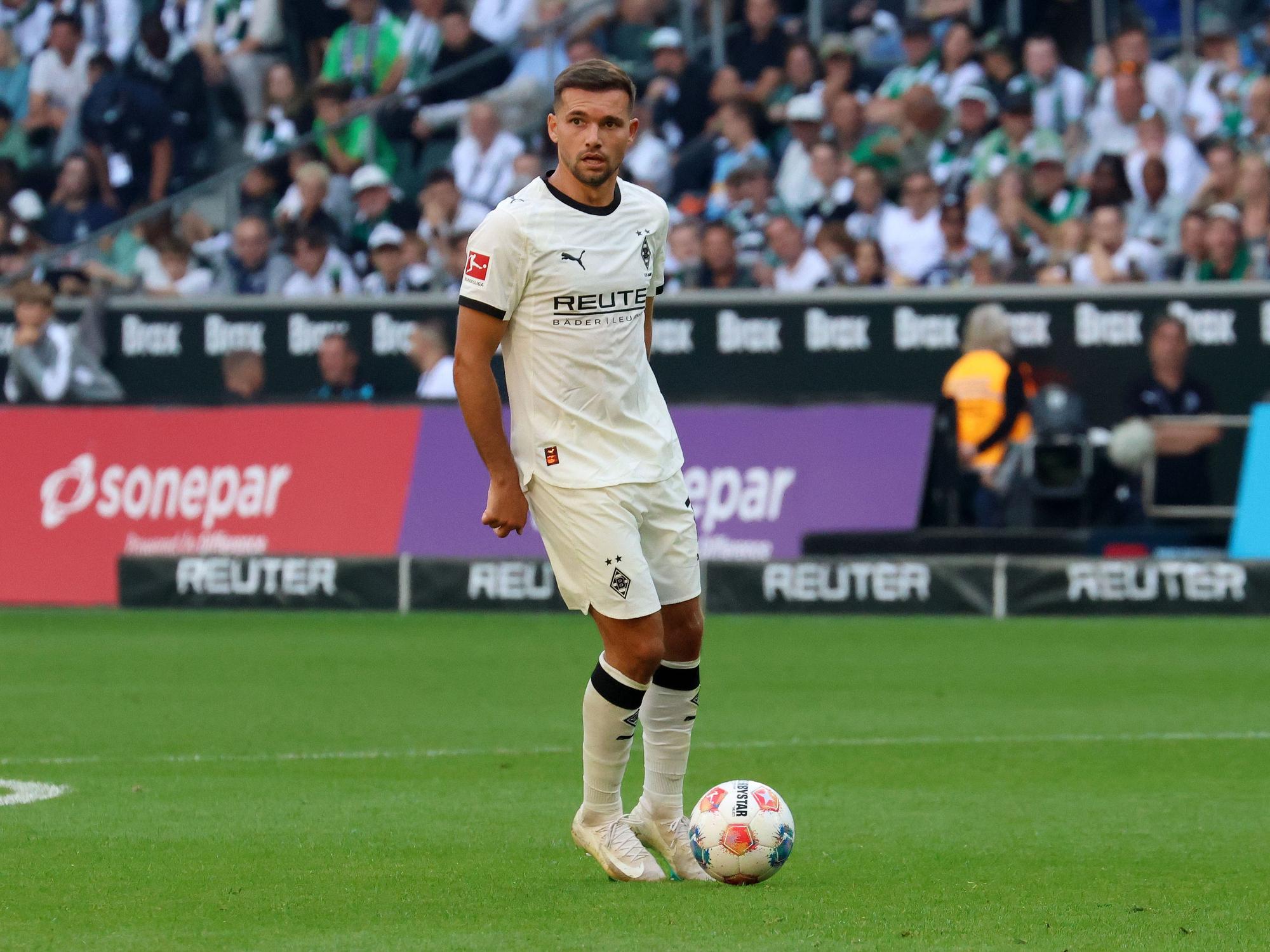 Kevin Stöger steht aufrecht vor dem Ball.