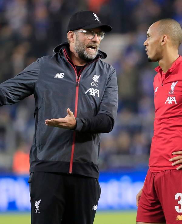 Jürgen Klopp und Fabinho im Austausch nach einem Spiel des FC Liverpool in der Champions League.