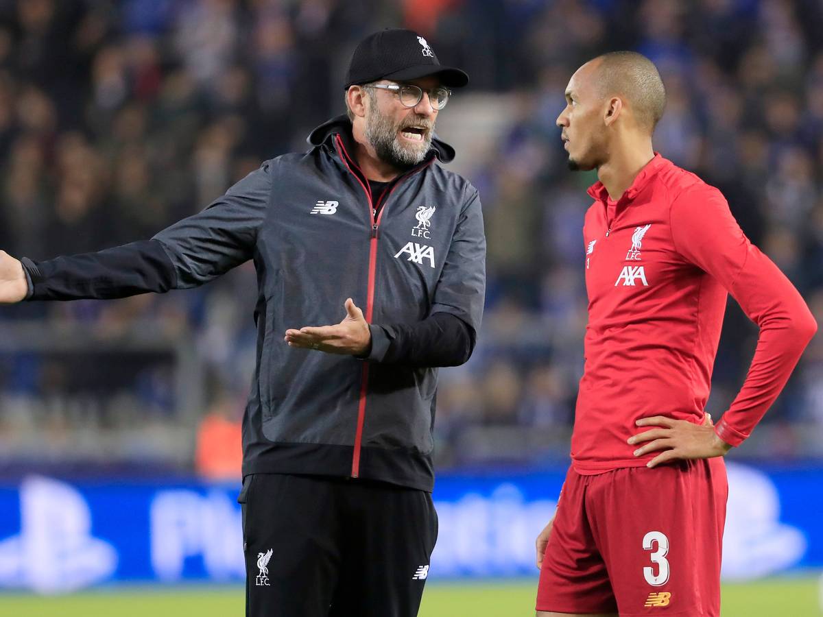 Jürgen Klopp und Fabinho im Austausch nach einem Spiel des FC Liverpool in der Champions League.