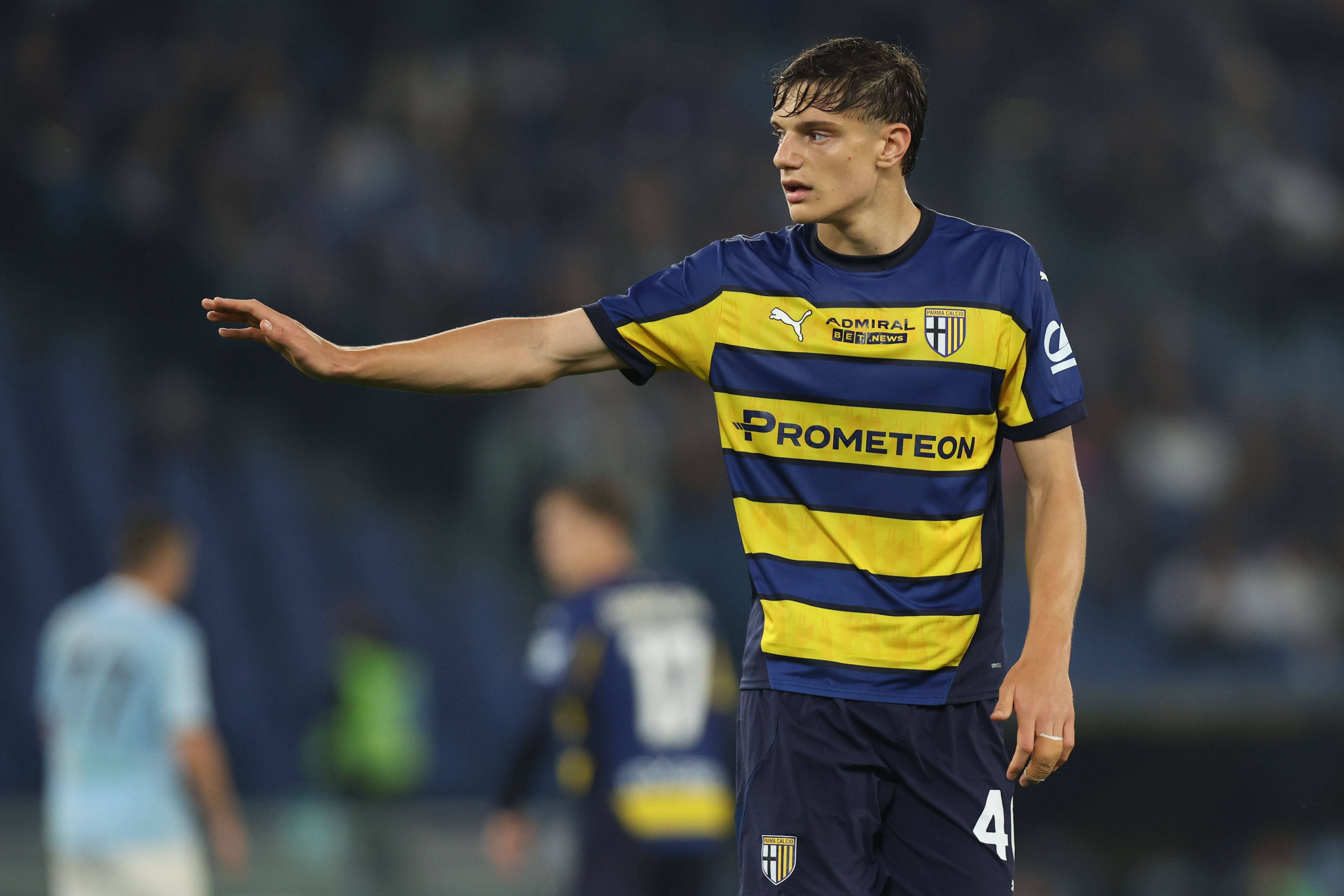 Giovanni Leoni gibt Anweisungen im Parma-Trikot.