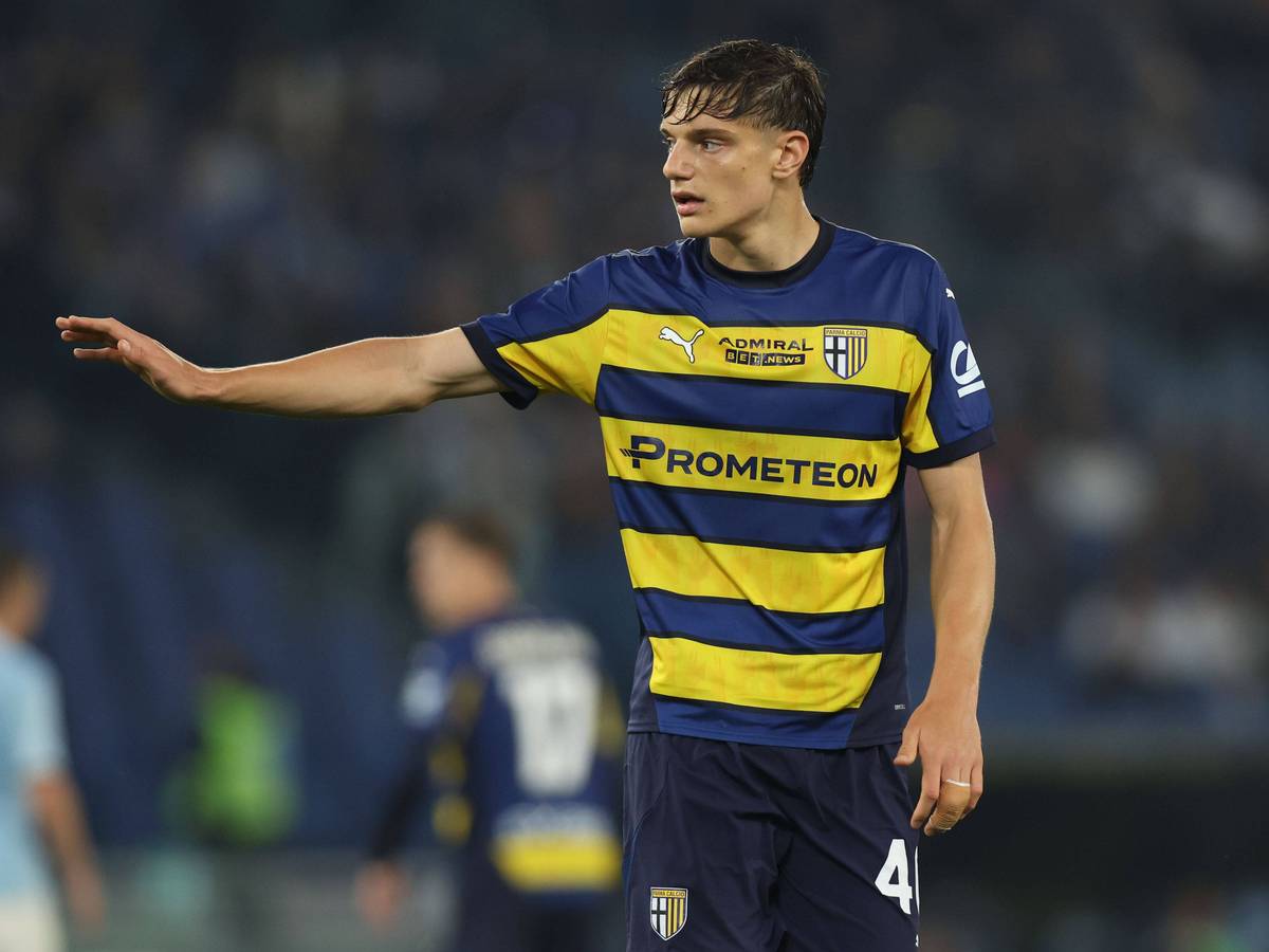 Giovanni Leoni gibt Anweisungen im Parma-Trikot.