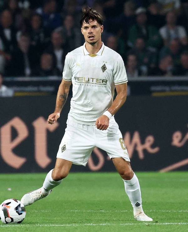 Julian Weigl im Einsatz für Borussia beim Jubiläumsspiel.