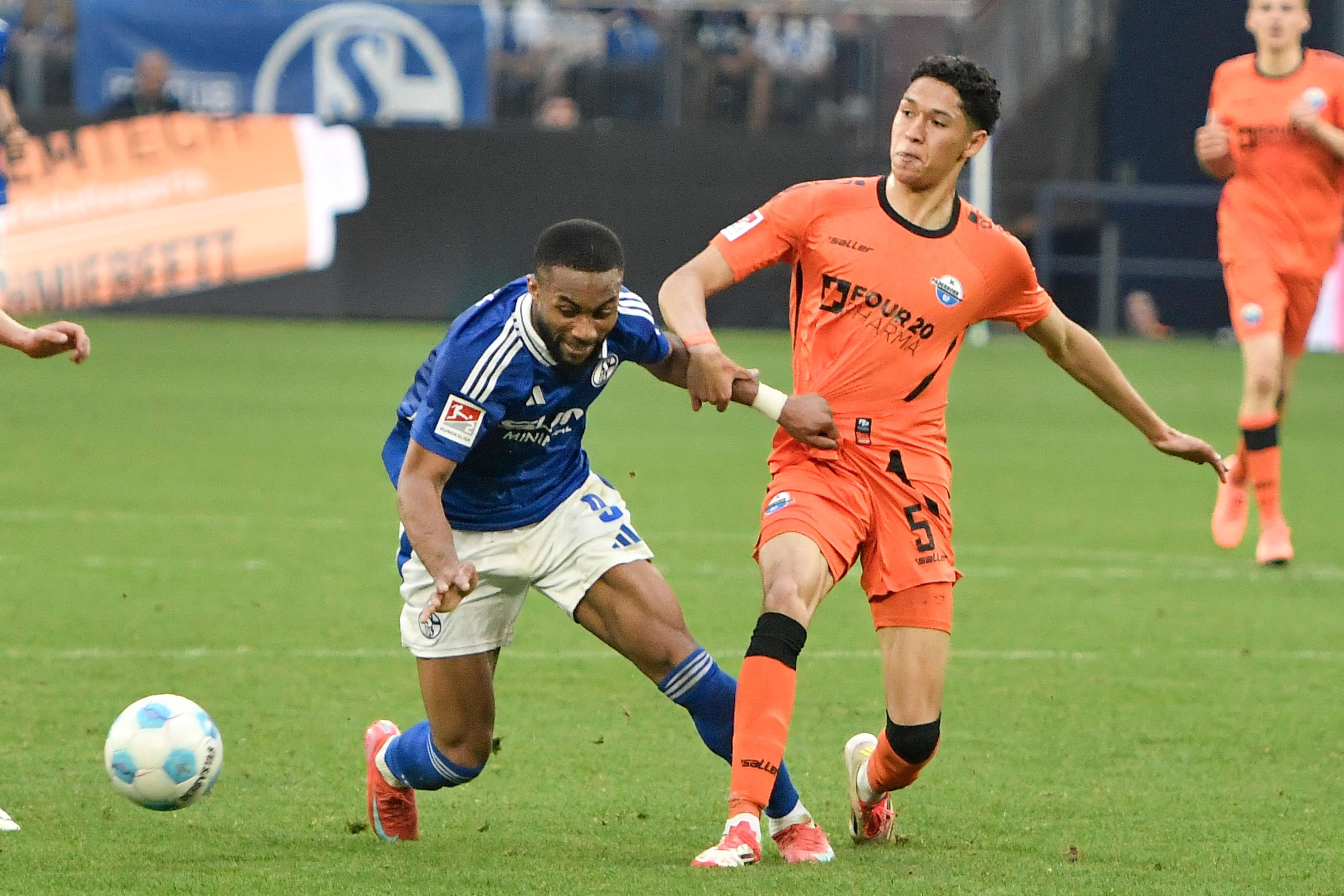Zweikampf zwischen Moussa Sylla und Santiago Castaneda.