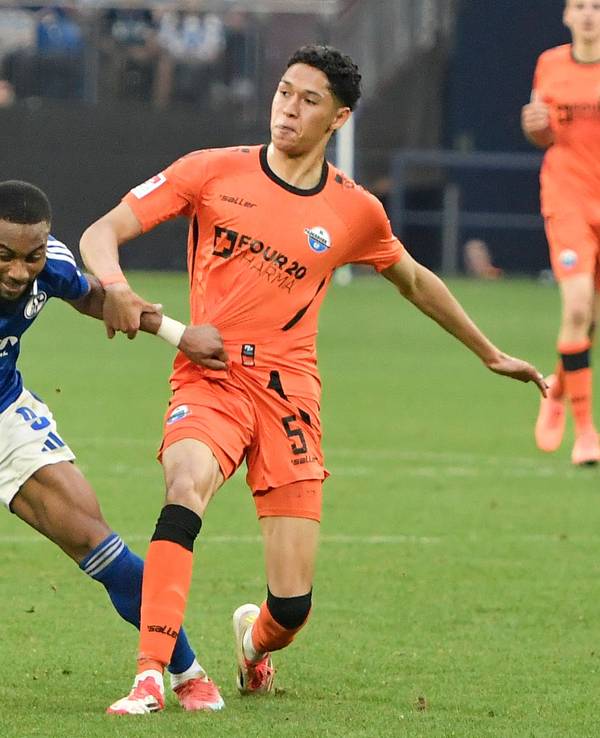 Zweikampf zwischen Moussa Sylla und Santiago Castaneda.