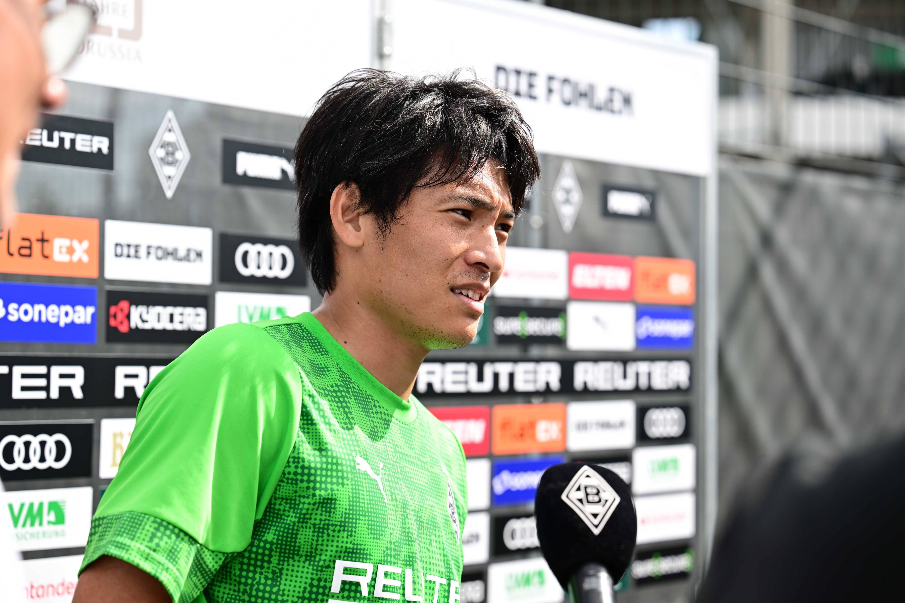 Shuto Machino vor einer Gladbacher Medienwand.