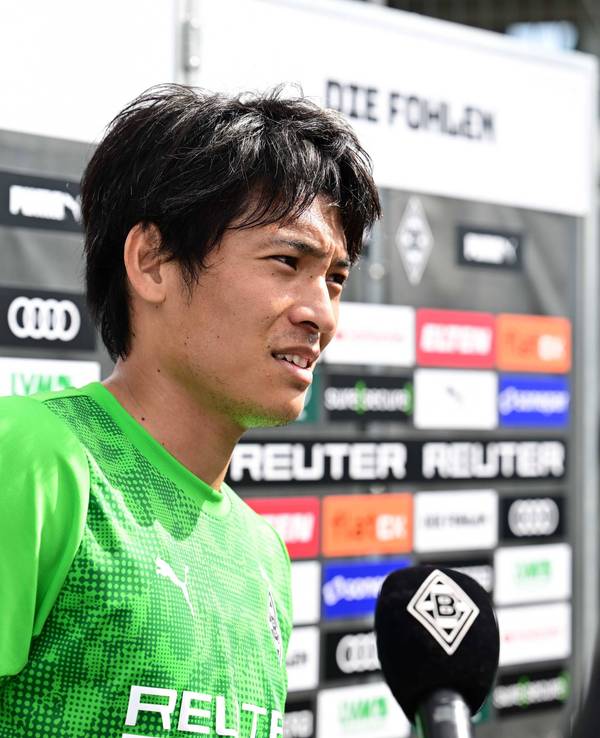 Shuto Machino vor einer Gladbacher Medienwand.
