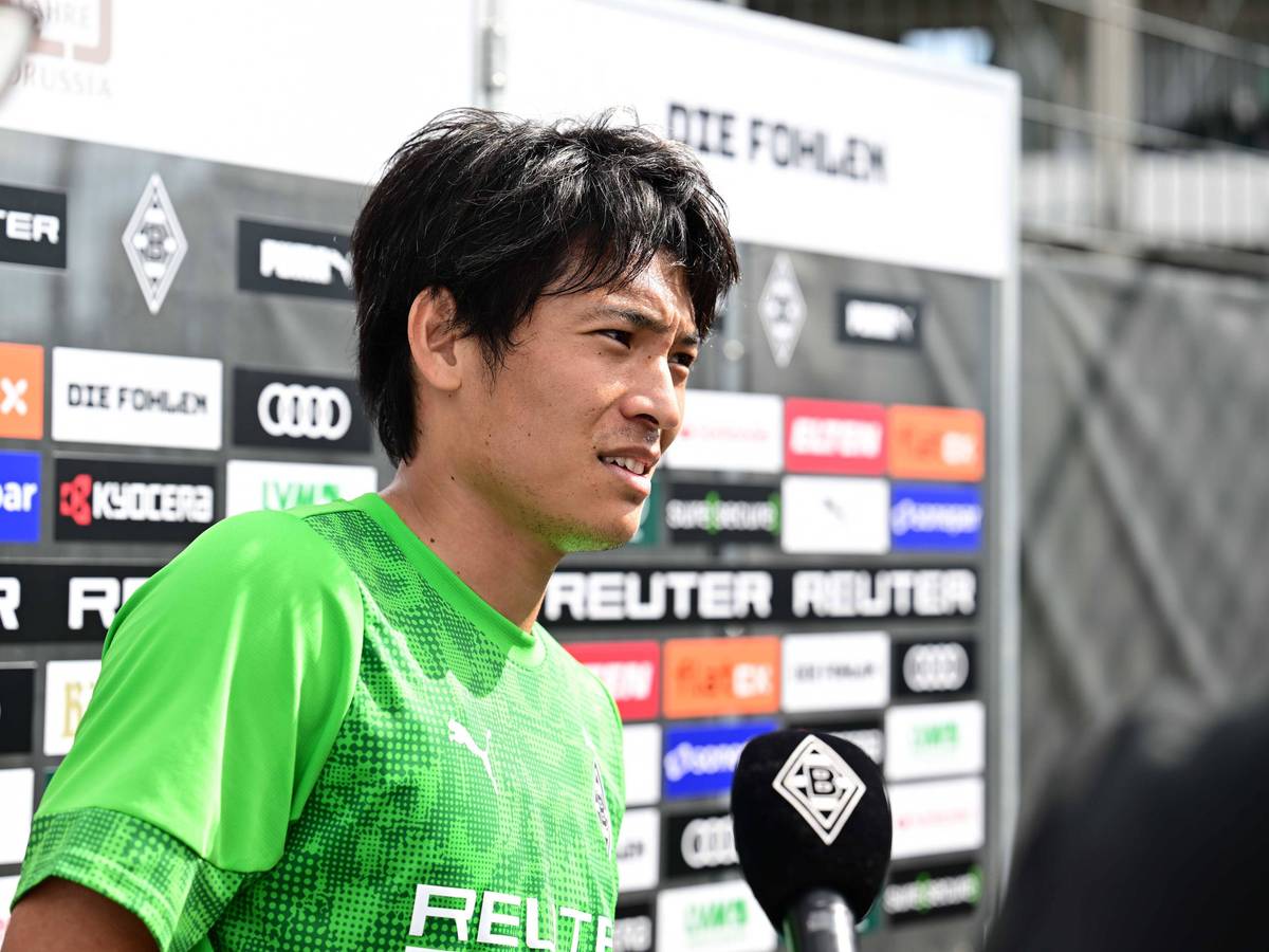 Shuto Machino vor einer Gladbacher Medienwand.