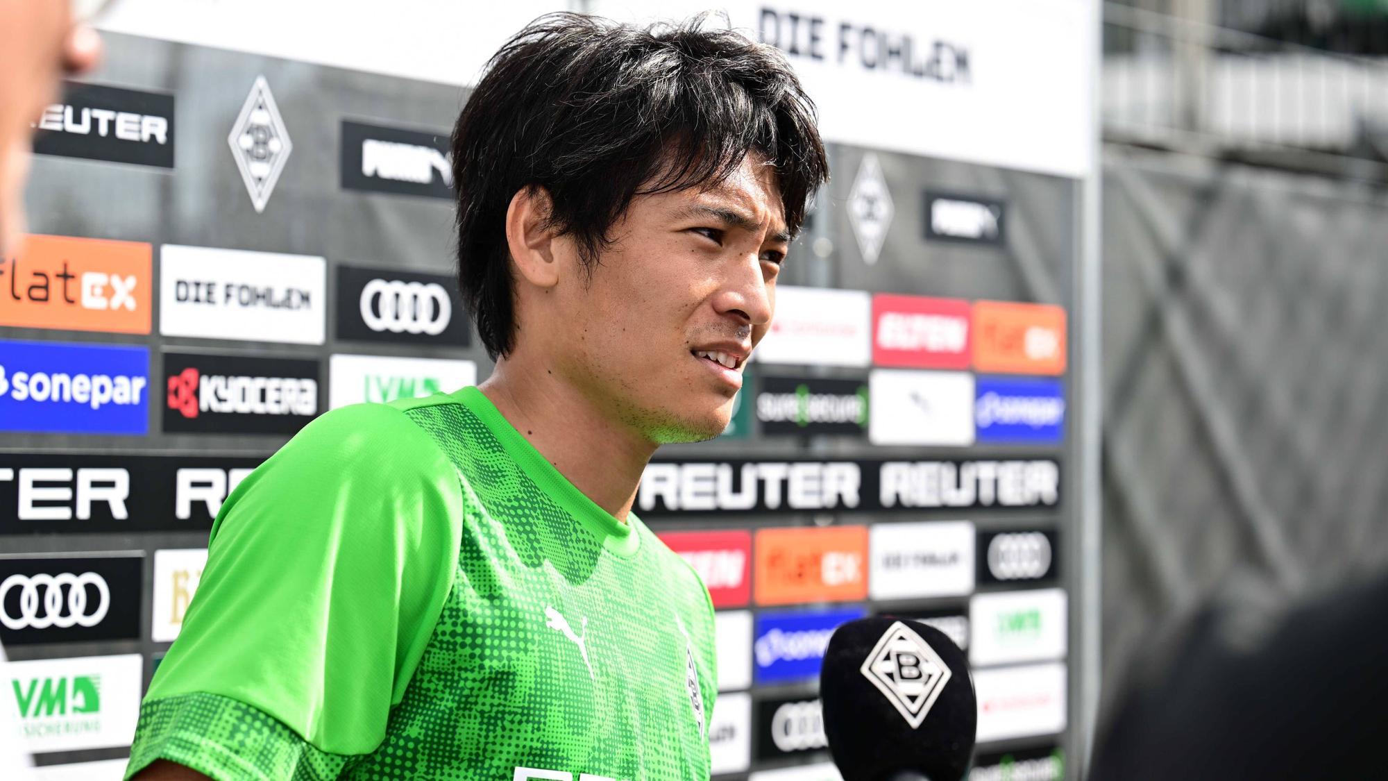 Shuto Machino vor einer Gladbacher Medienwand.