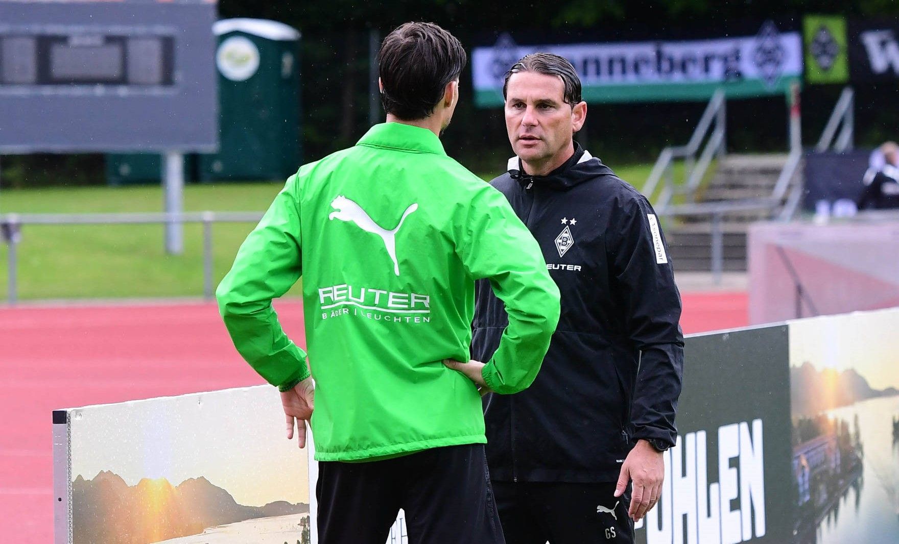 Gerardo Seoane spricht beim Training von Borussia Mönchengladbach mit Julian Weigl.