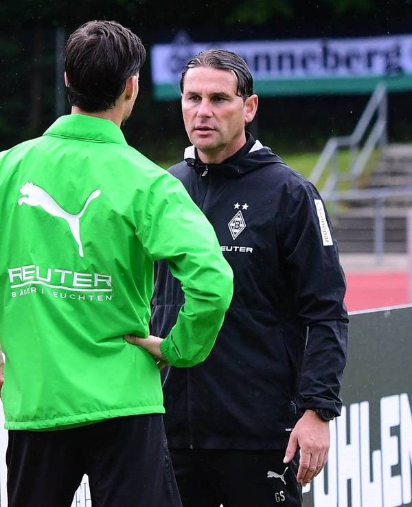 Gerardo Seoane spricht beim Training von Borussia Mönchengladbach mit Julian Weigl.