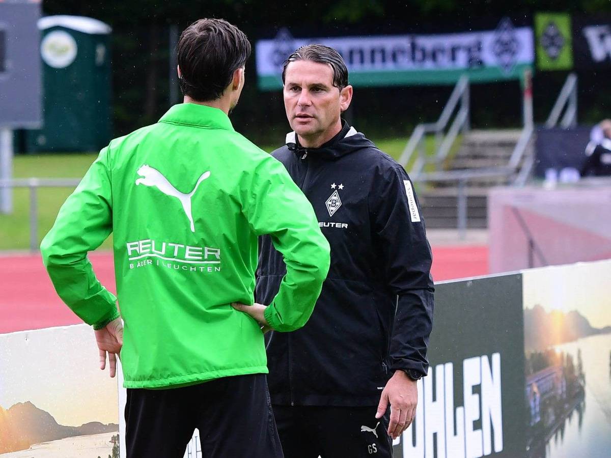 Gerardo Seoane spricht beim Training von Borussia Mönchengladbach mit Julian Weigl.