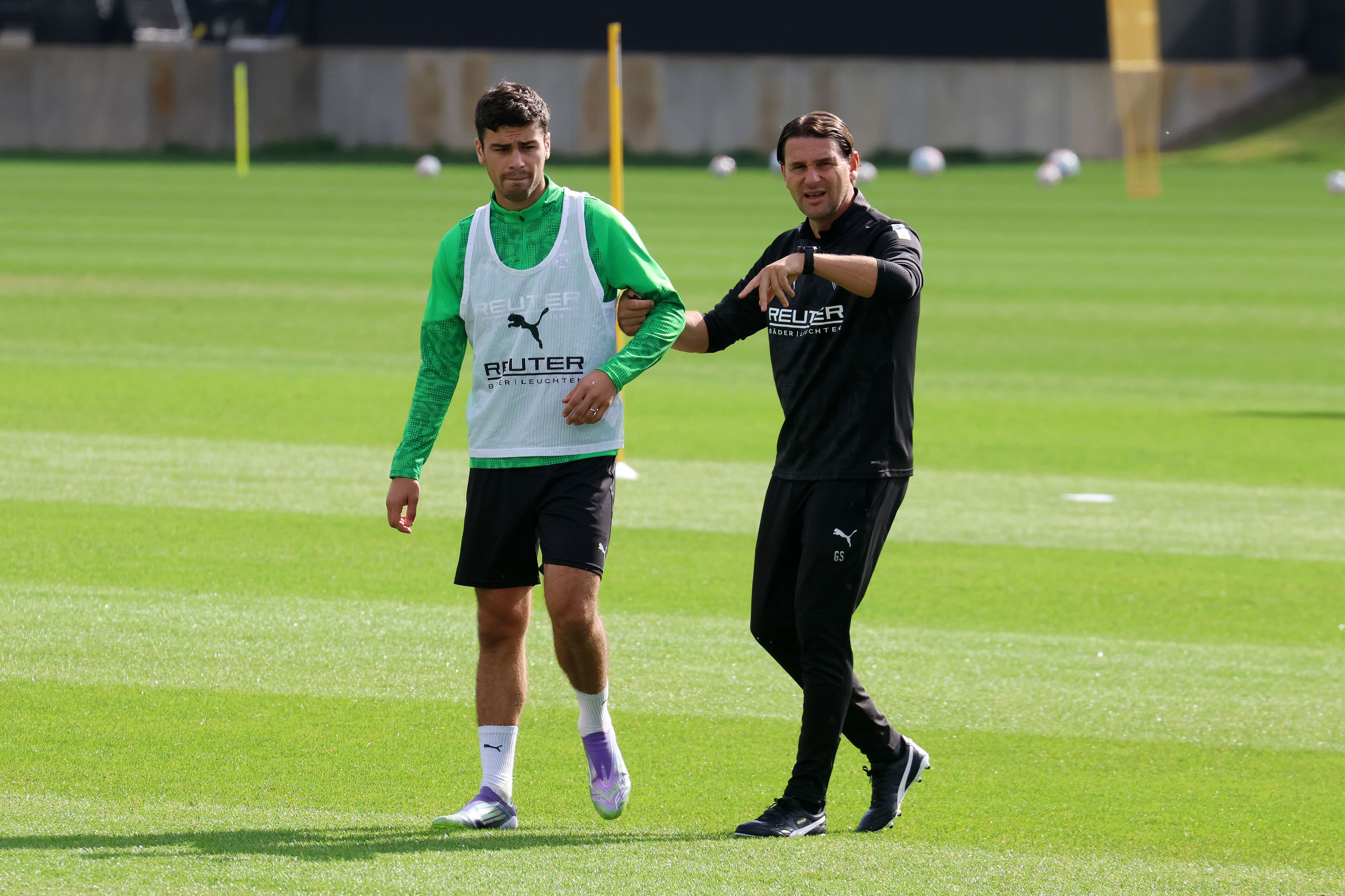 Gerardo Seoane packt Gio Reyna am Arm auf dem Trainingsplatz.