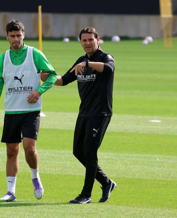Gerardo Seoane packt Gio Reyna am Arm auf dem Trainingsplatz.