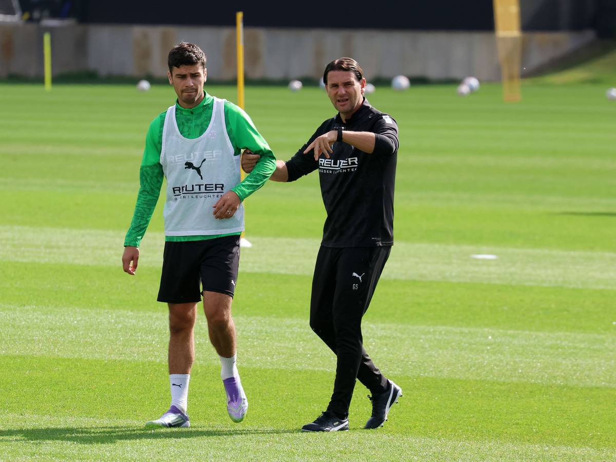 Gerardo Seoane packt Gio Reyna am Arm auf dem Trainingsplatz.