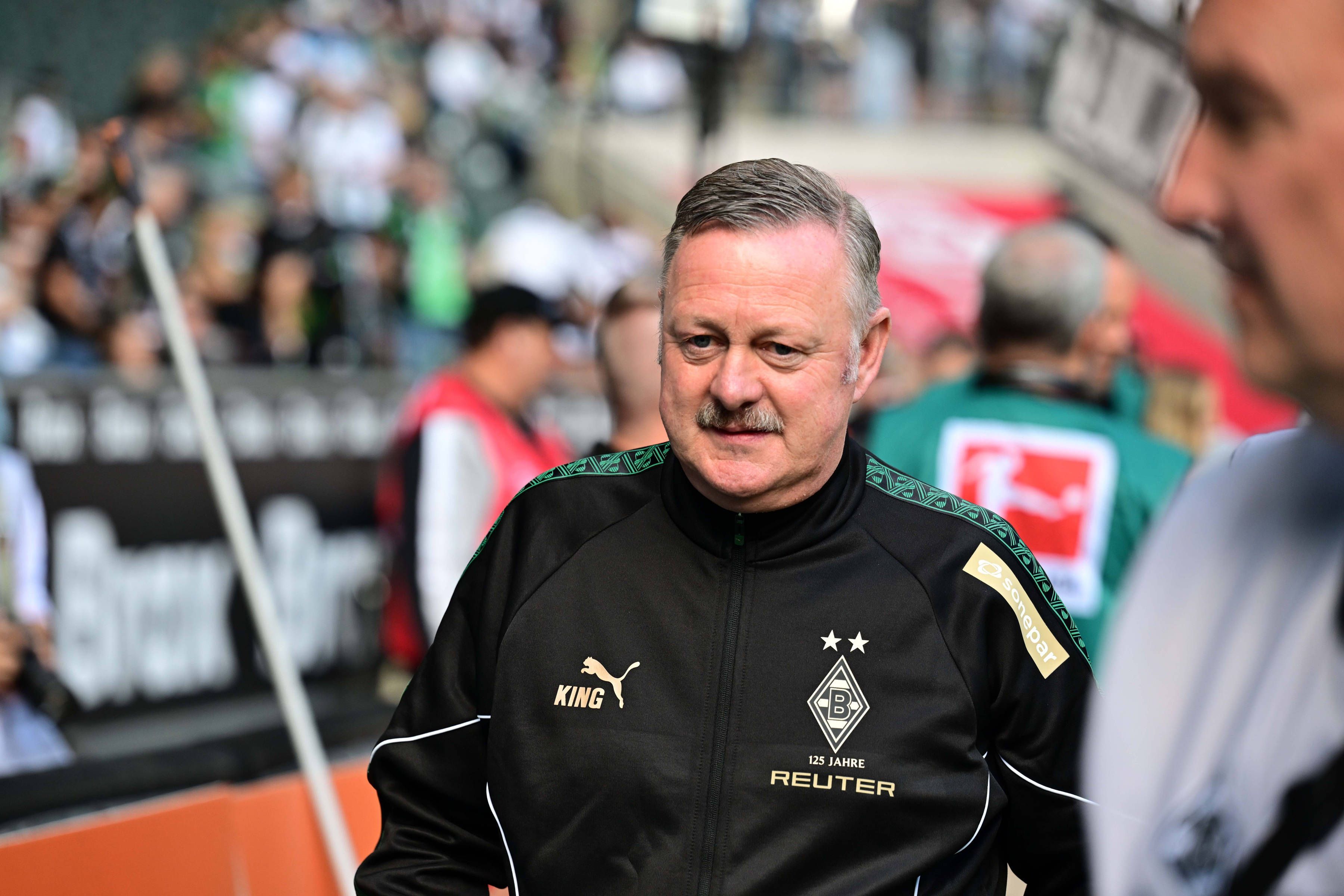 Roland Virkus in einer Gladbacher Trainingsjacke.