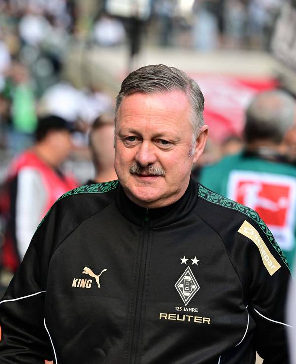 Roland Virkus in einer Gladbacher Trainingsjacke.
