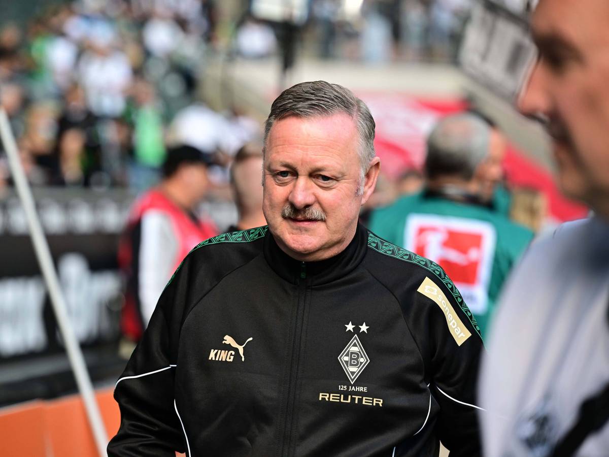 Roland Virkus in einer Gladbacher Trainingsjacke.