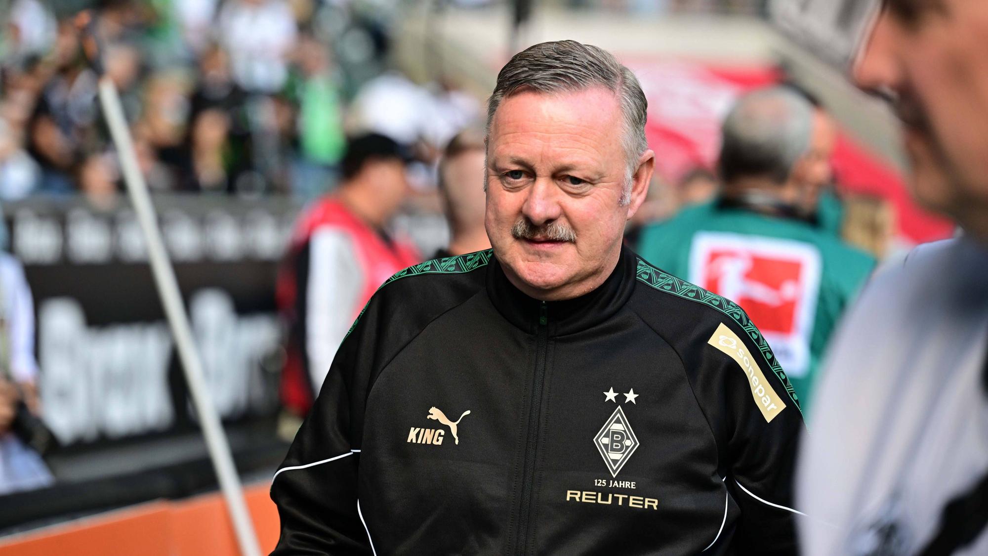 Roland Virkus in einer Gladbacher Trainingsjacke.