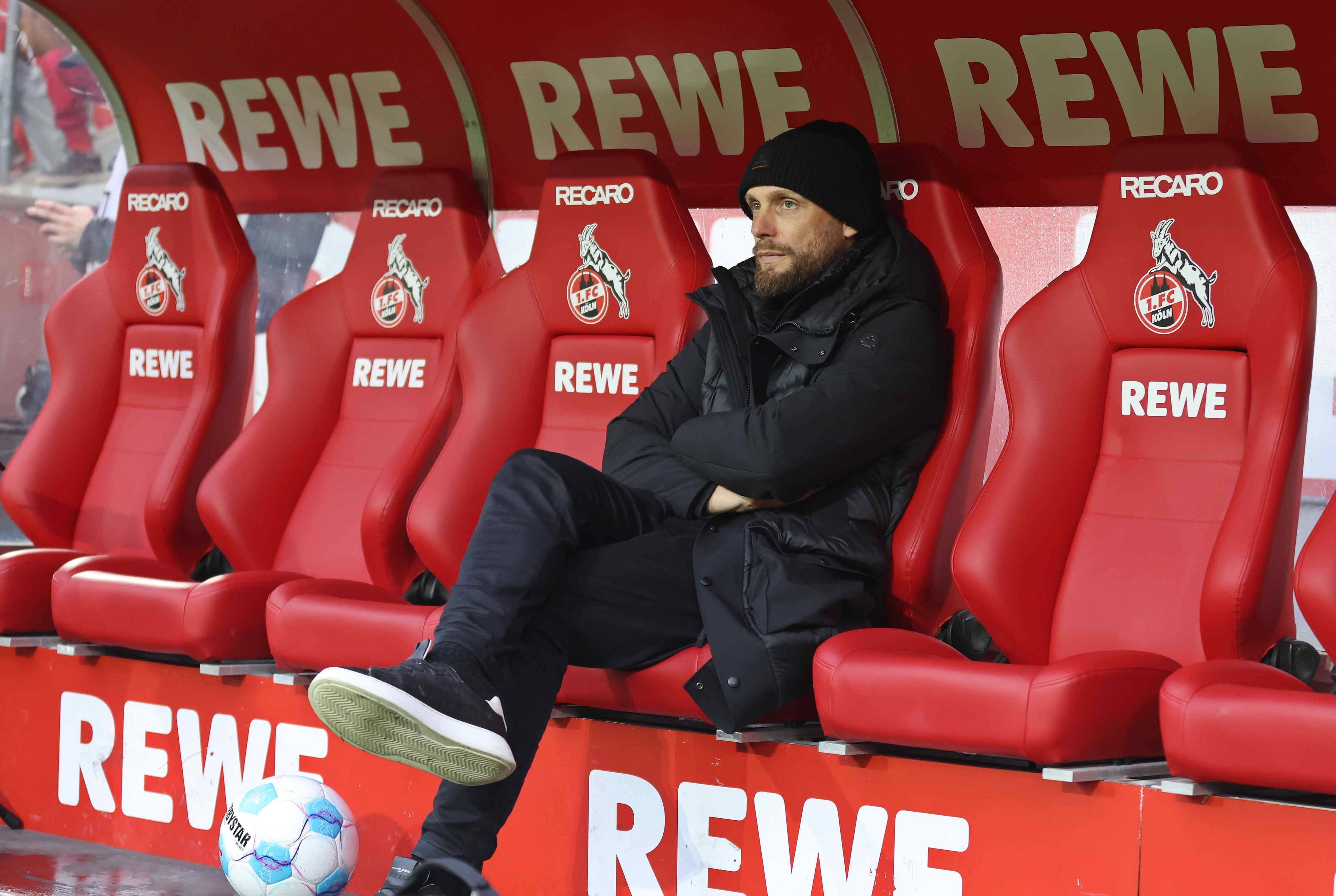 Nils-Ole Book auf der Bank des 1. FC Köln.