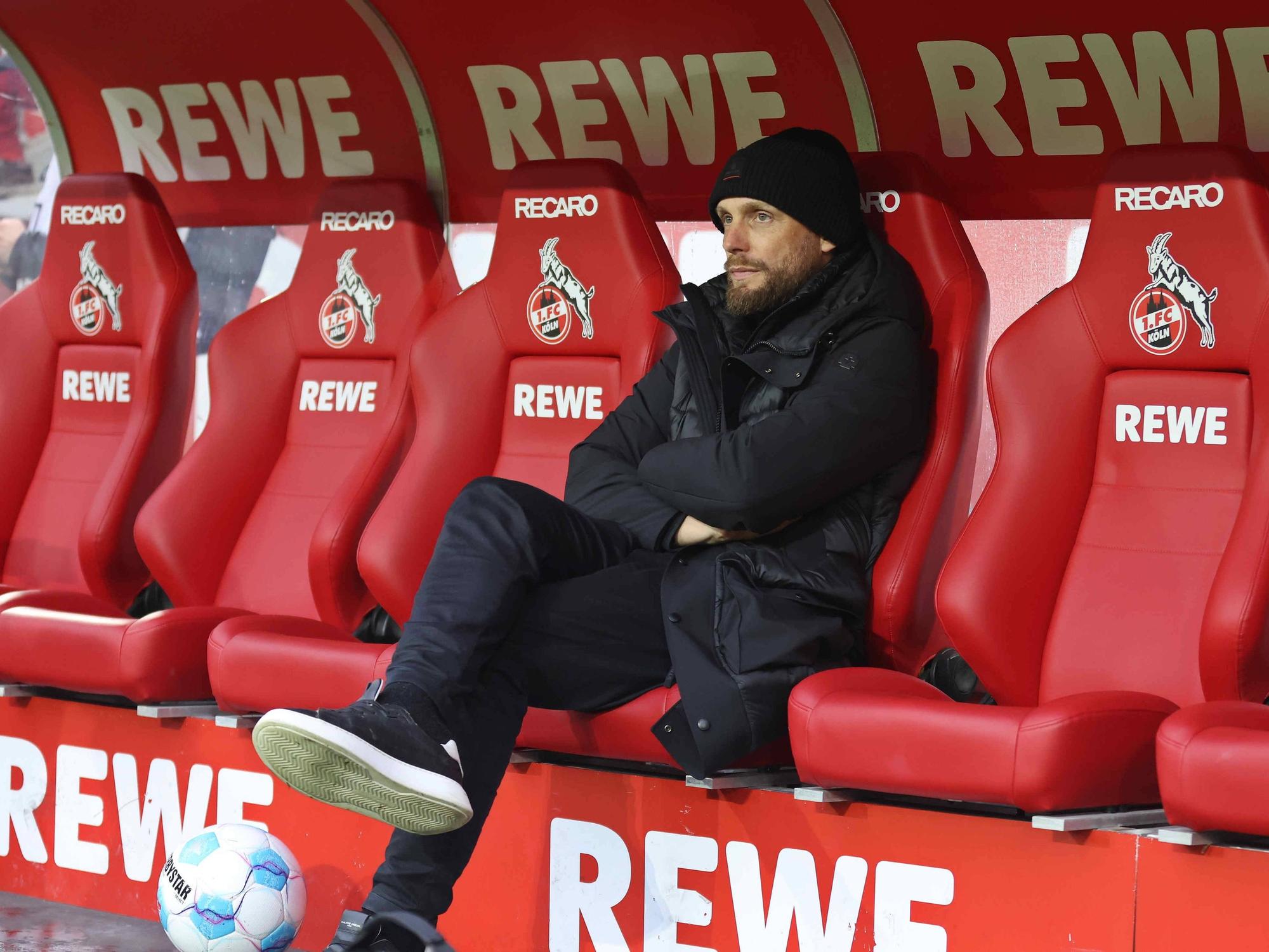 Nils-Ole Book auf der Bank des 1. FC Köln.
