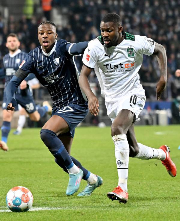 Marcus Thuram im Laufduell mit Armel Bella-Kotchap.