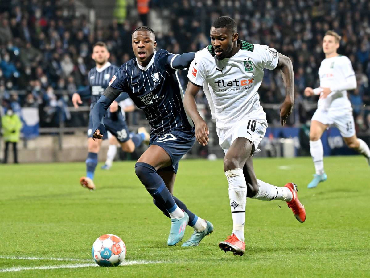 Marcus Thuram im Laufduell mit Armel Bella-Kotchap.