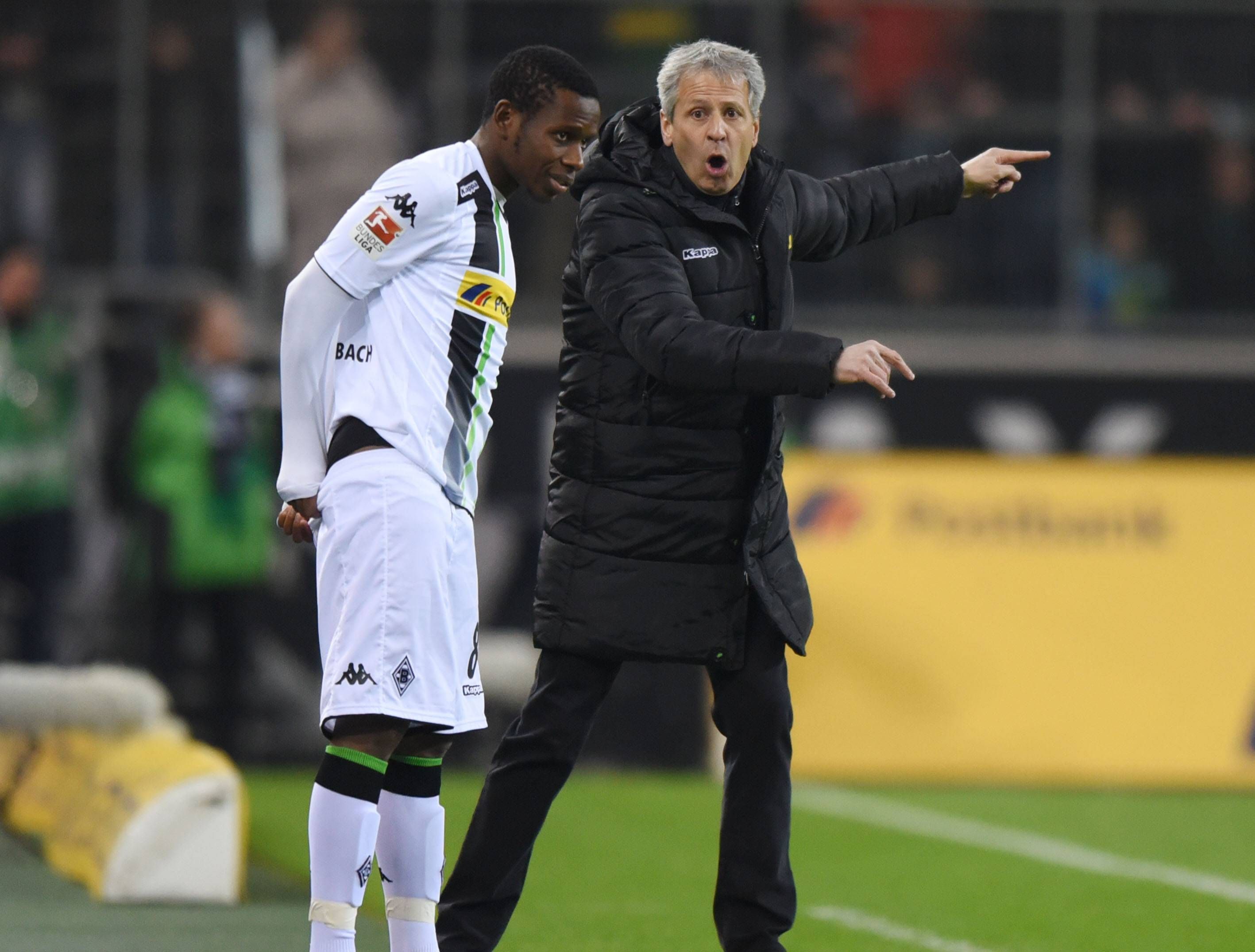 Ibrahima Traore und Lucien Favre beim Spiel gegen Hannover 96 am 15. März 2015.