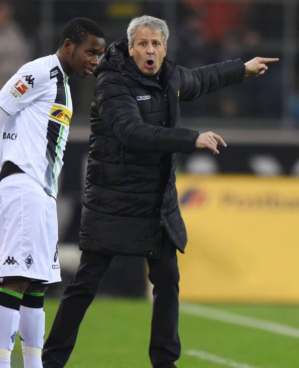 Ibrahima Traore und Lucien Favre beim Spiel gegen Hannover 96 am 15. März 2015.