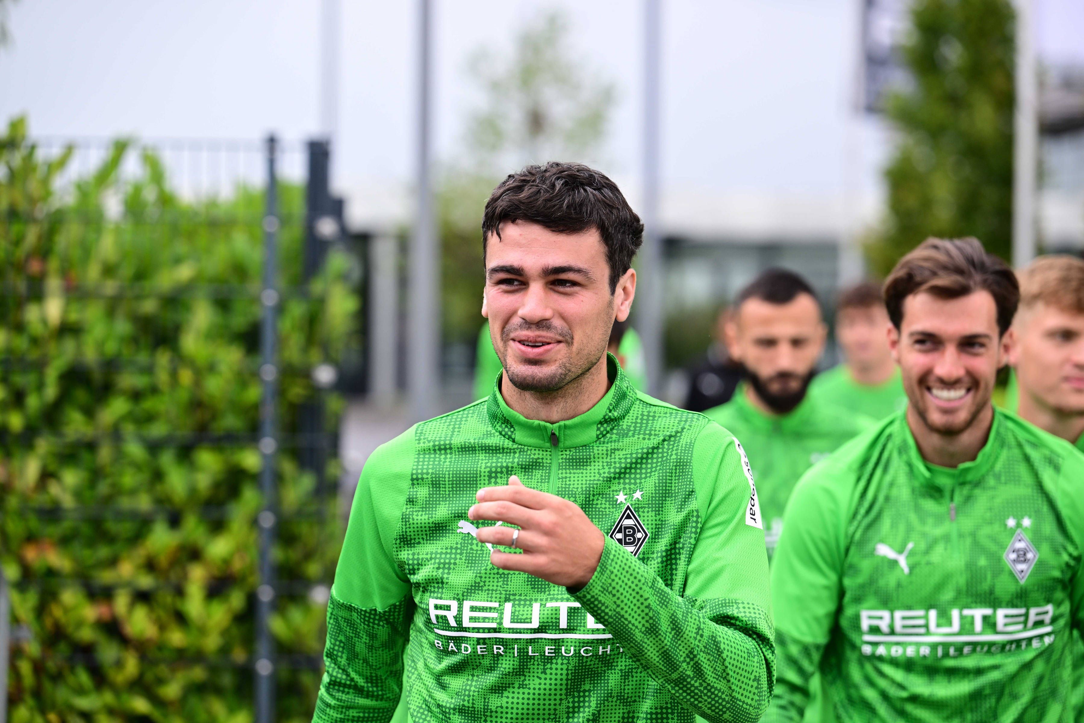 Gio Reyna kommt zum Training, hinter ihm ist Joe Scally.