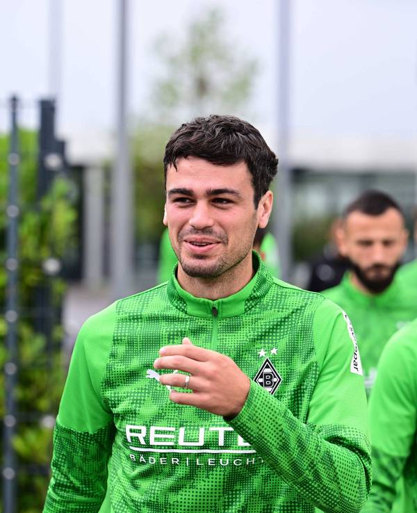 Gio Reyna kommt zum Training, hinter ihm ist Joe Scally.