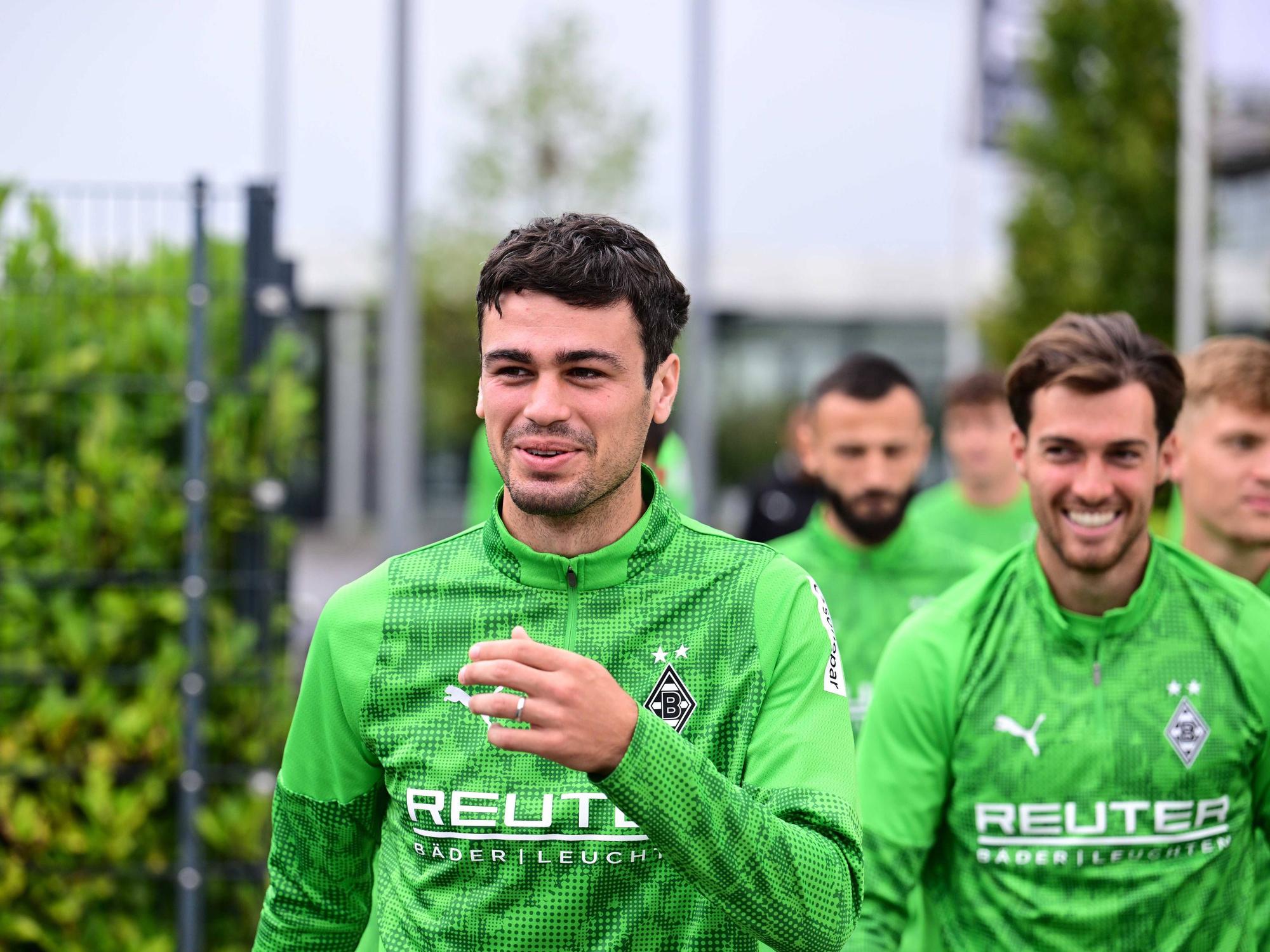 Gio Reyna kommt zum Training, hinter ihm ist Joe Scally.