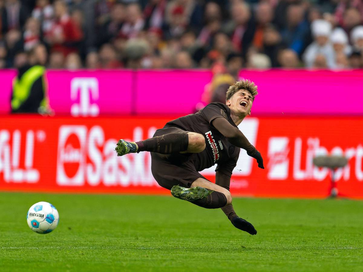 Noah Weißhaupt im Trikot des FC St. Pauli.