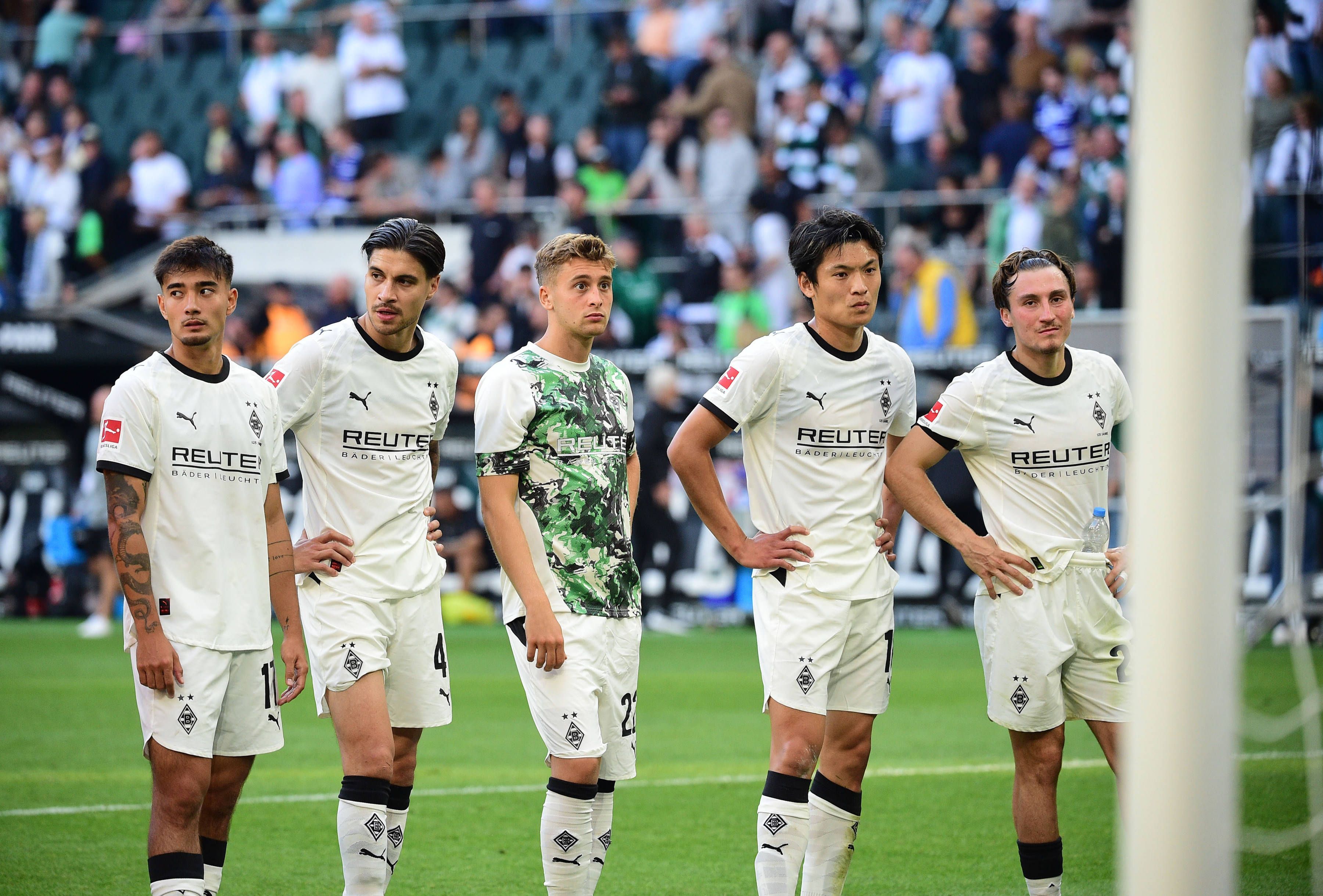 Von links nach rechts: Jens Castrop, Kevin Diks Oscar Fraulo, Shuto Machino, Rocco Reitz stehen enttäuscht auf dem Platz.