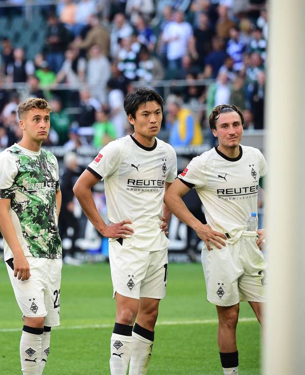 Von links nach rechts: Jens Castrop, Kevin Diks Oscar Fraulo, Shuto Machino, Rocco Reitz stehen enttäuscht auf dem Platz.