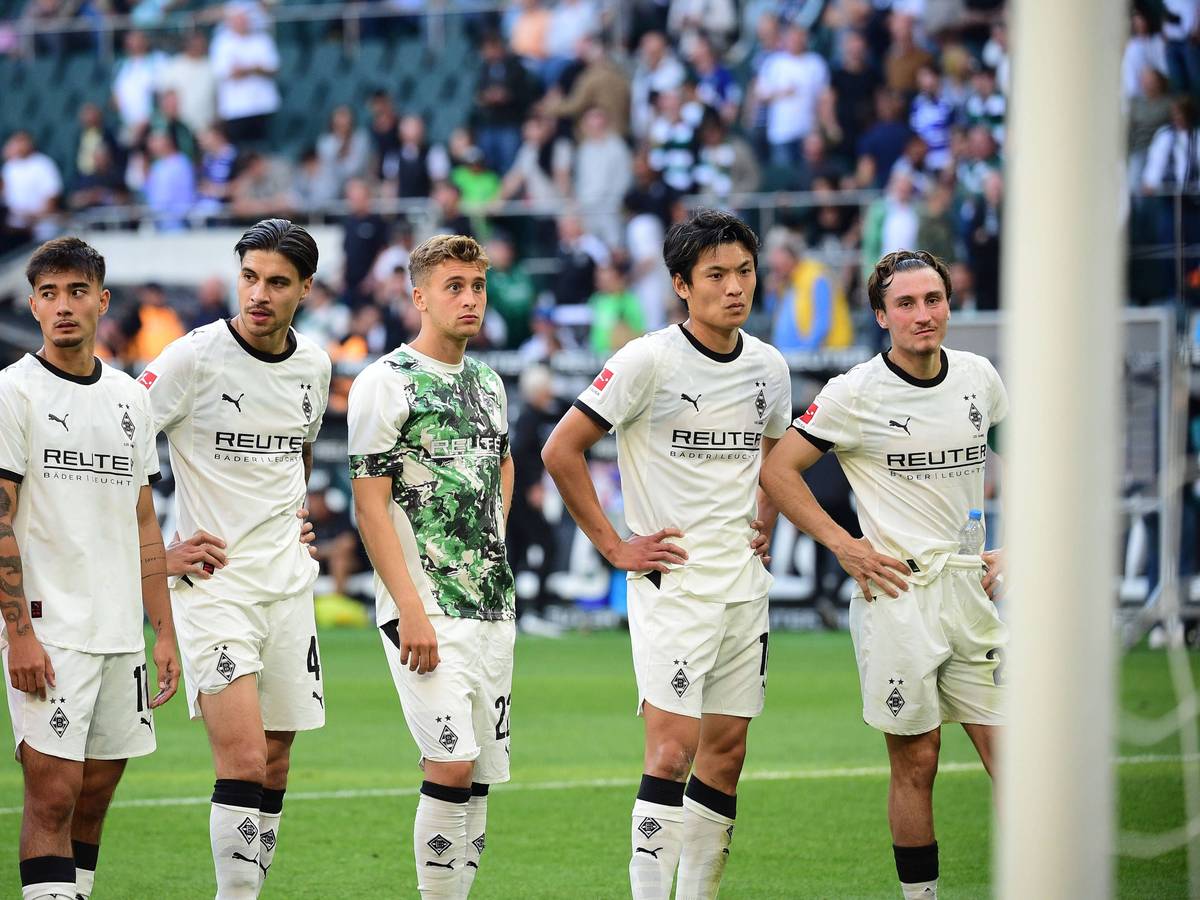 Von links nach rechts: Jens Castrop, Kevin Diks Oscar Fraulo, Shuto Machino, Rocco Reitz stehen enttäuscht auf dem Platz.