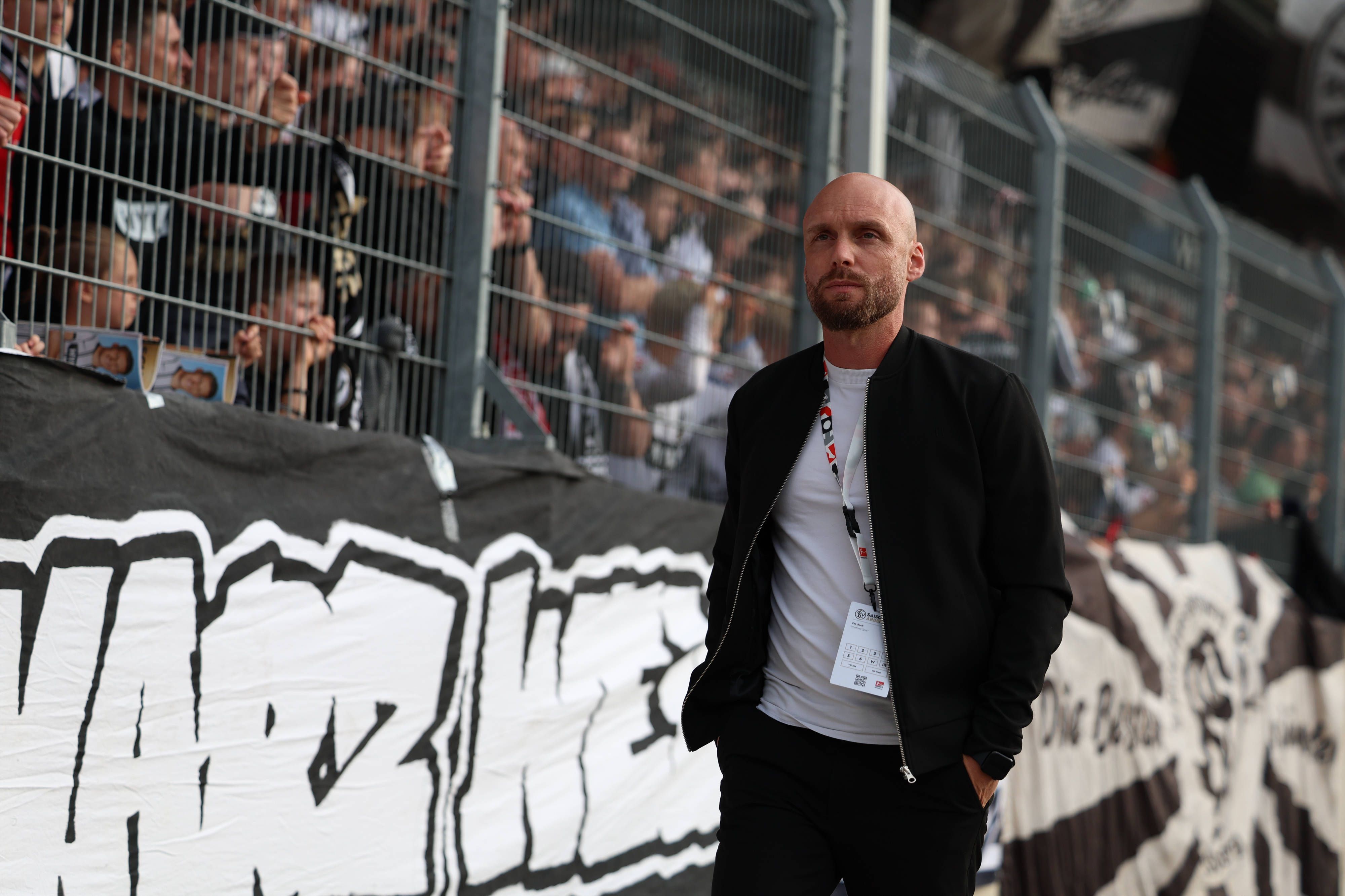 Nils-Ole Book geht an der Fan-Tribüne vorbei.