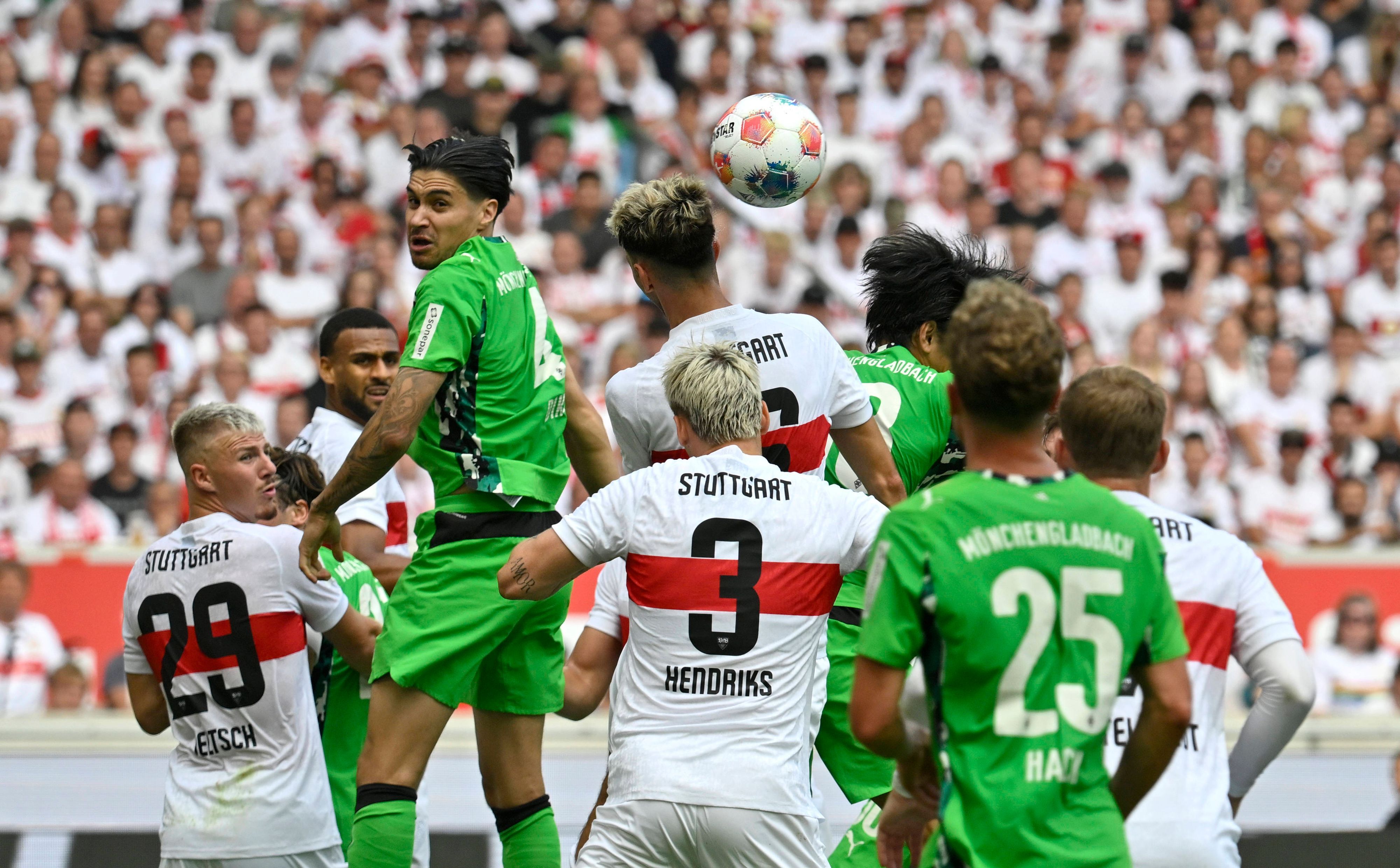 Kopfballduell zwischen Gladbach- und Stuttgart-Spielern.
