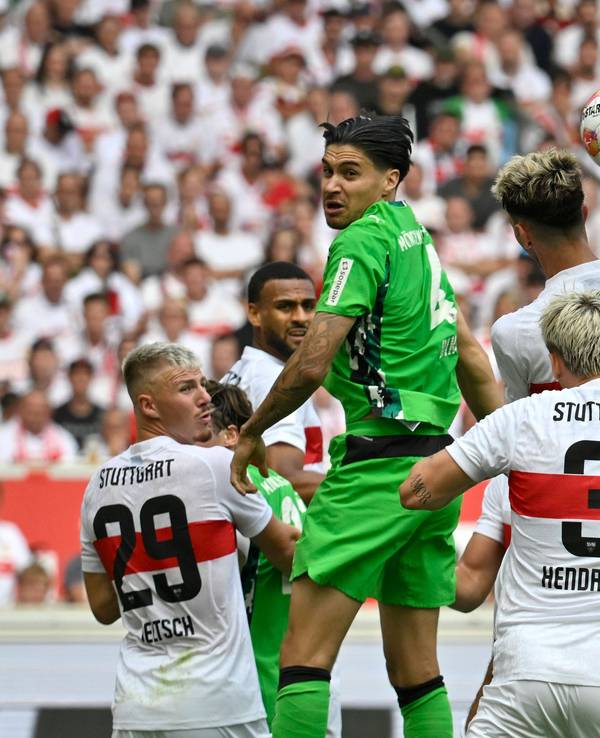 Kopfballduell zwischen Gladbach- und Stuttgart-Spielern.