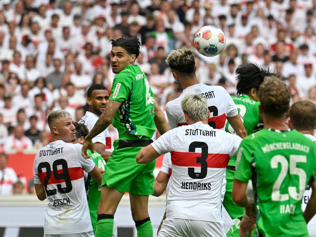 Kopfballduell zwischen Gladbach- und Stuttgart-Spielern.