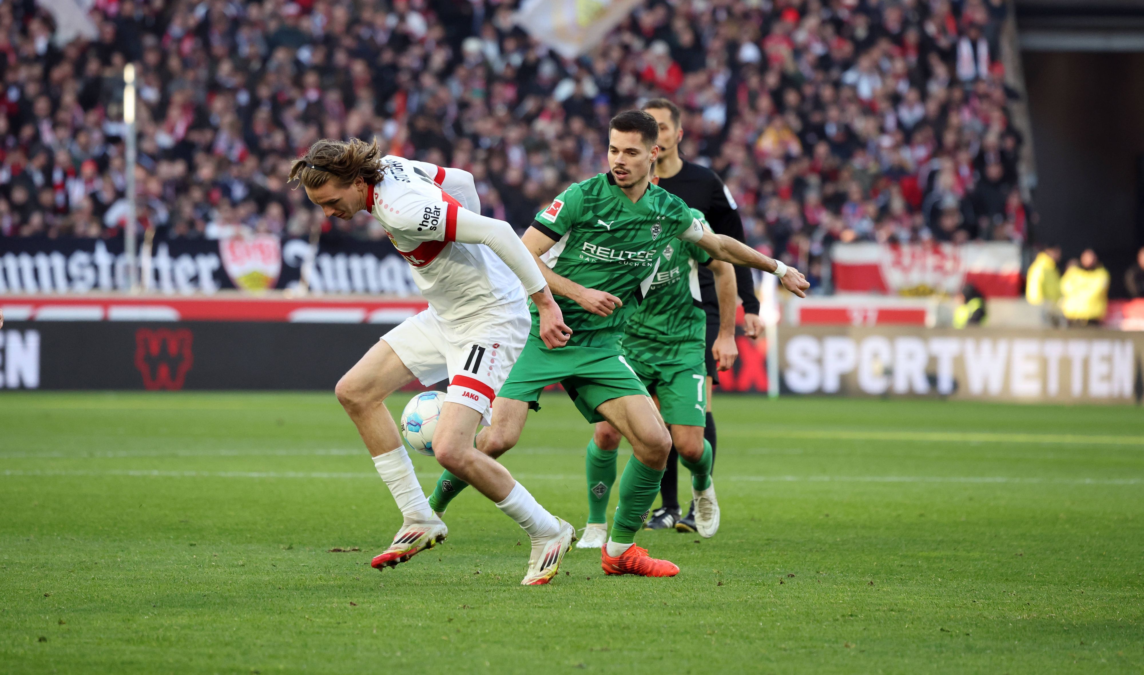 Nick Woltemade und Julian Weigl im Zweikampf.
