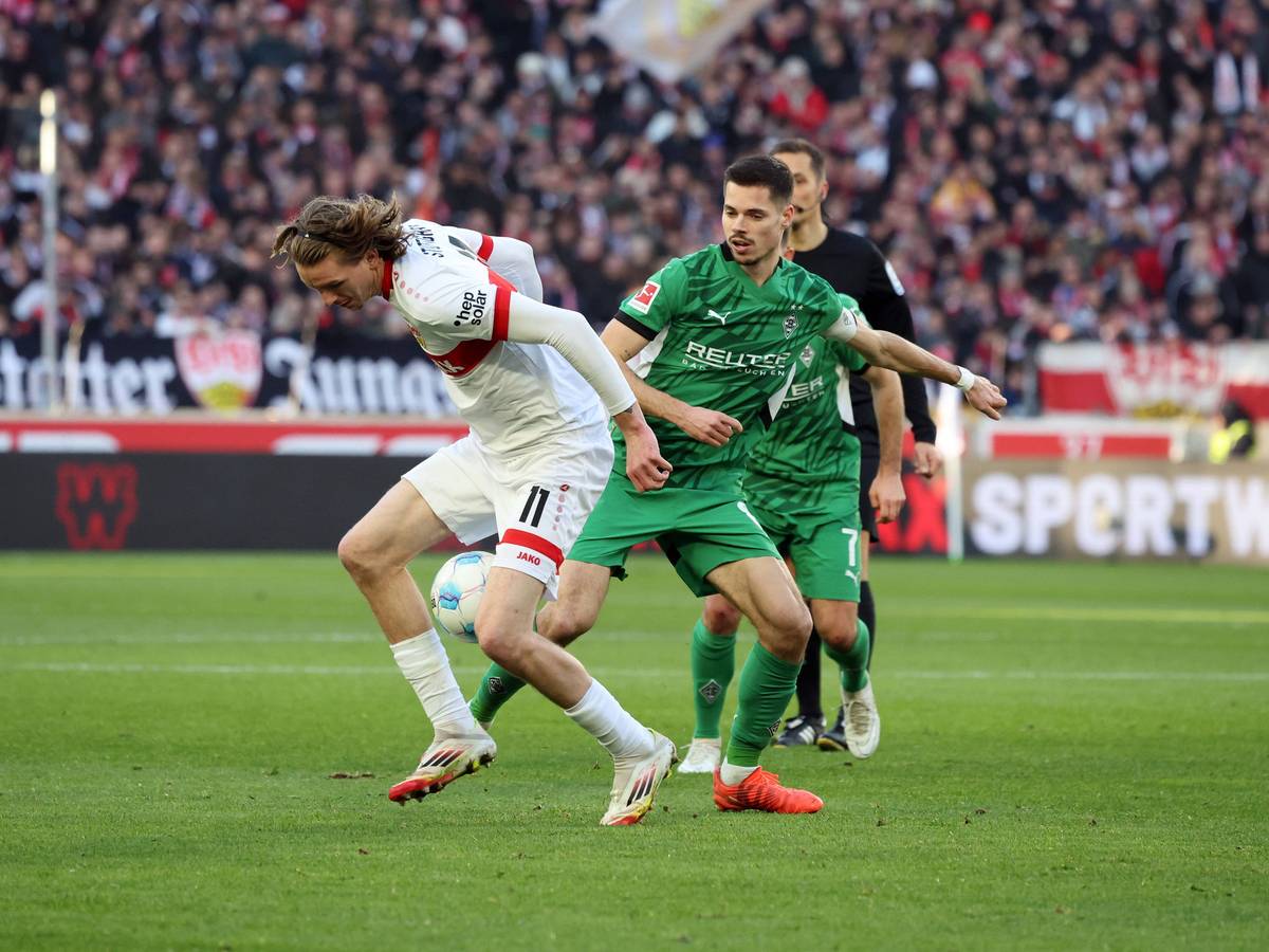 Nick Woltemade und Julian Weigl im Zweikampf.