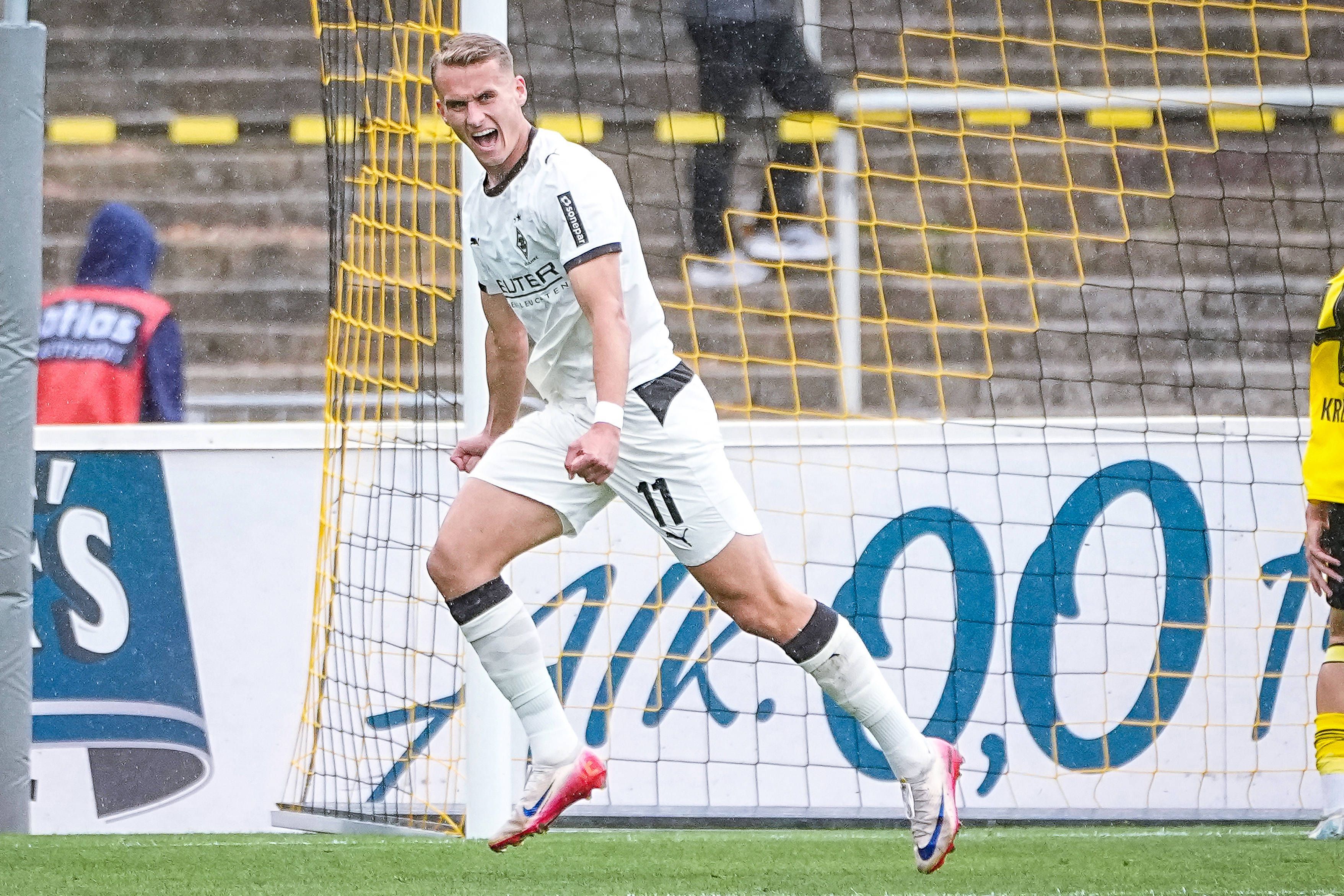 Jan Urbich bejubelt ein Tor gegen Dortmund.