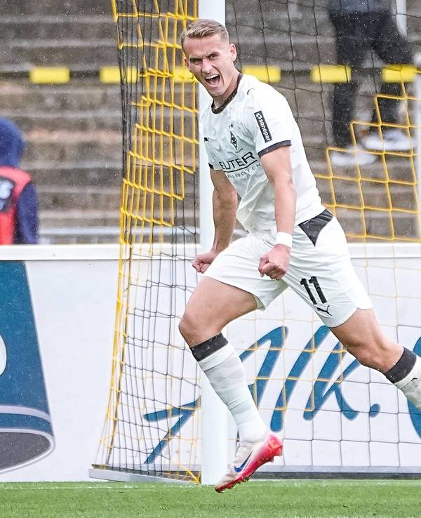 Jan Urbich bejubelt ein Tor gegen Dortmund.