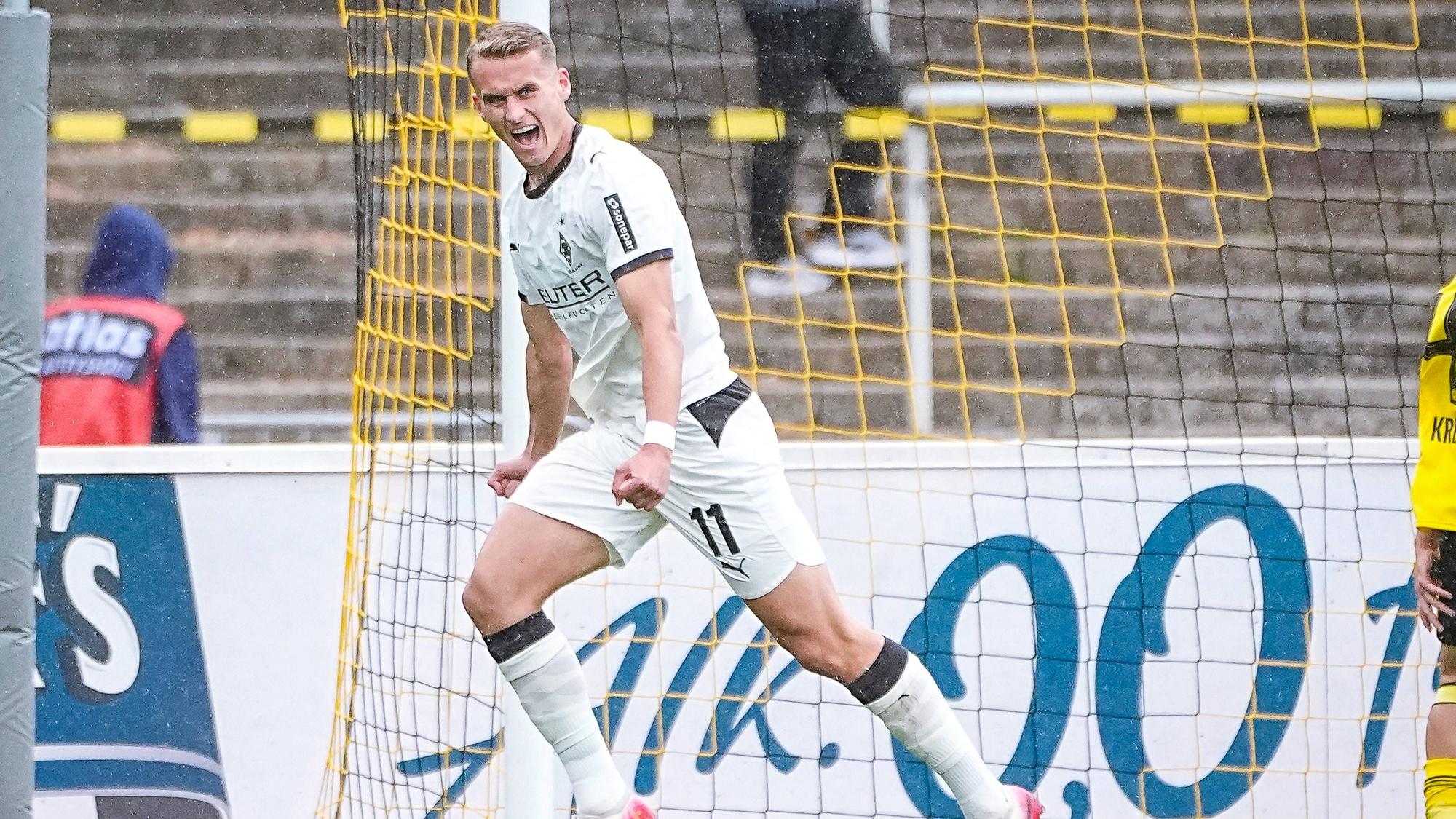 Jan Urbich bejubelt ein Tor gegen Dortmund.