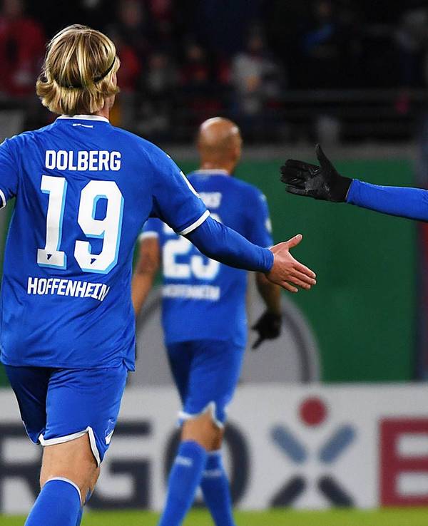 Kasper Dolberg und Andrej Kramaric klatschen sich ab.