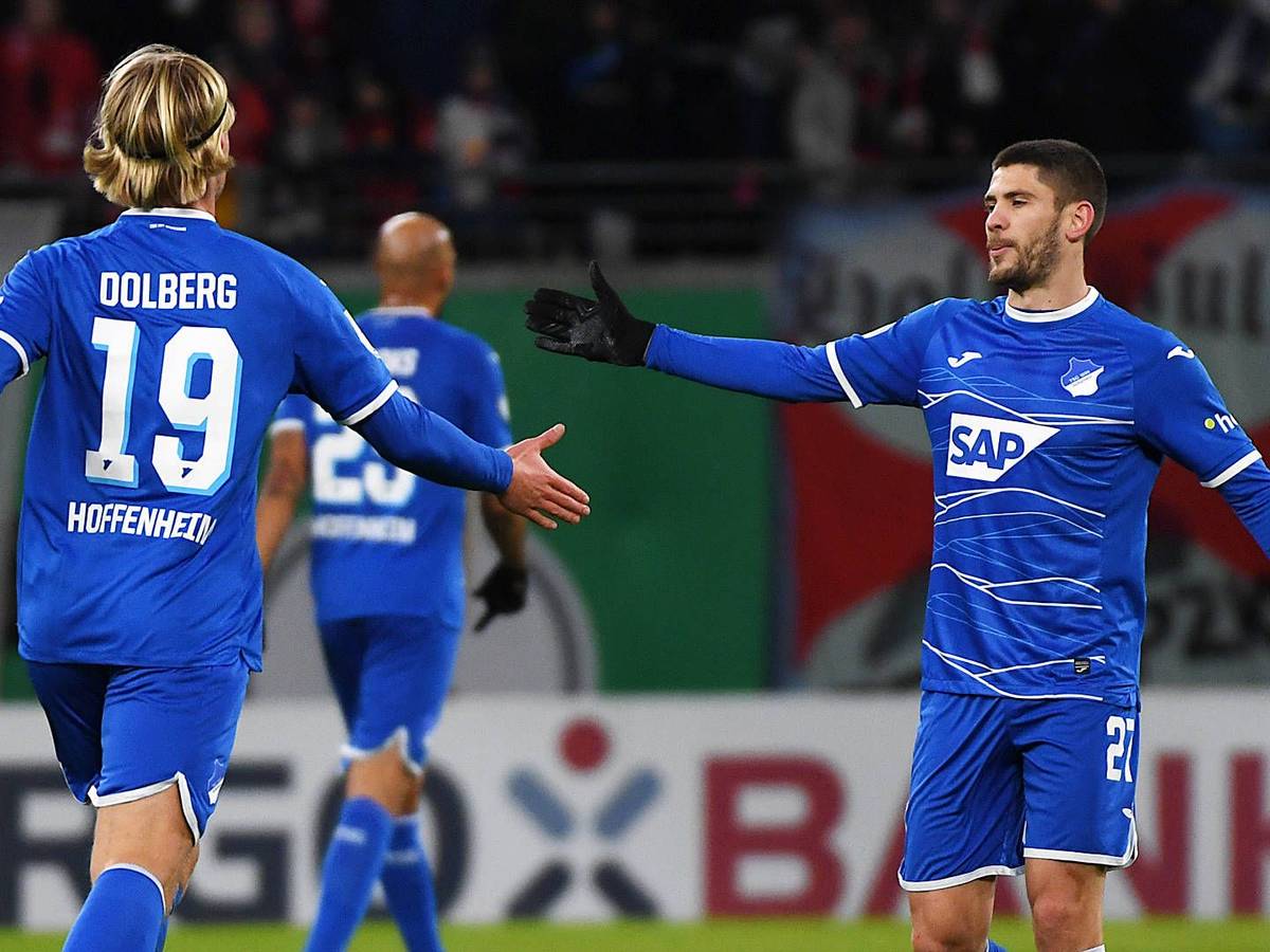 Kasper Dolberg und Andrej Kramaric klatschen sich ab.