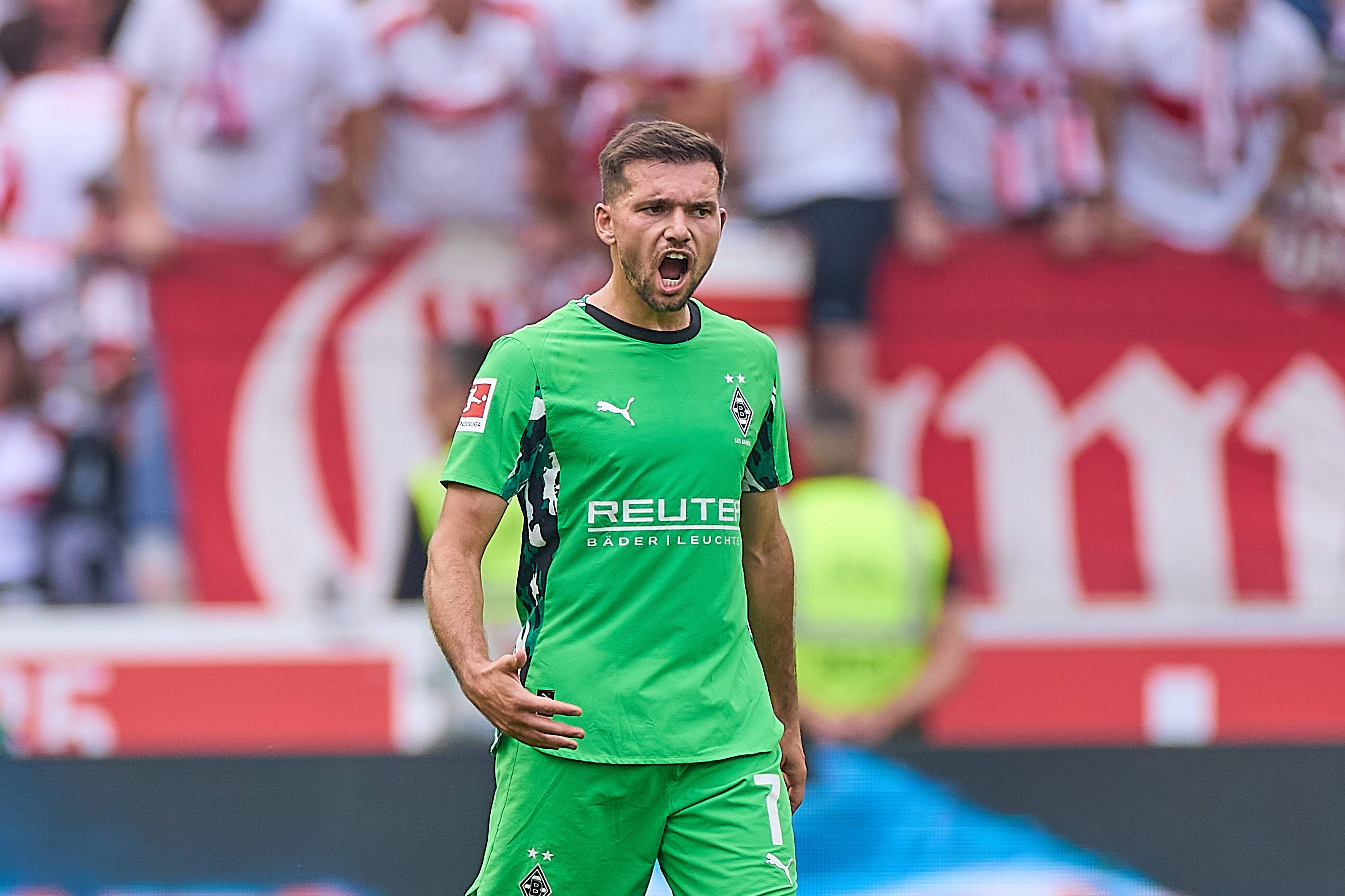 Kevin Stöger schreit laut auf dem Feld.