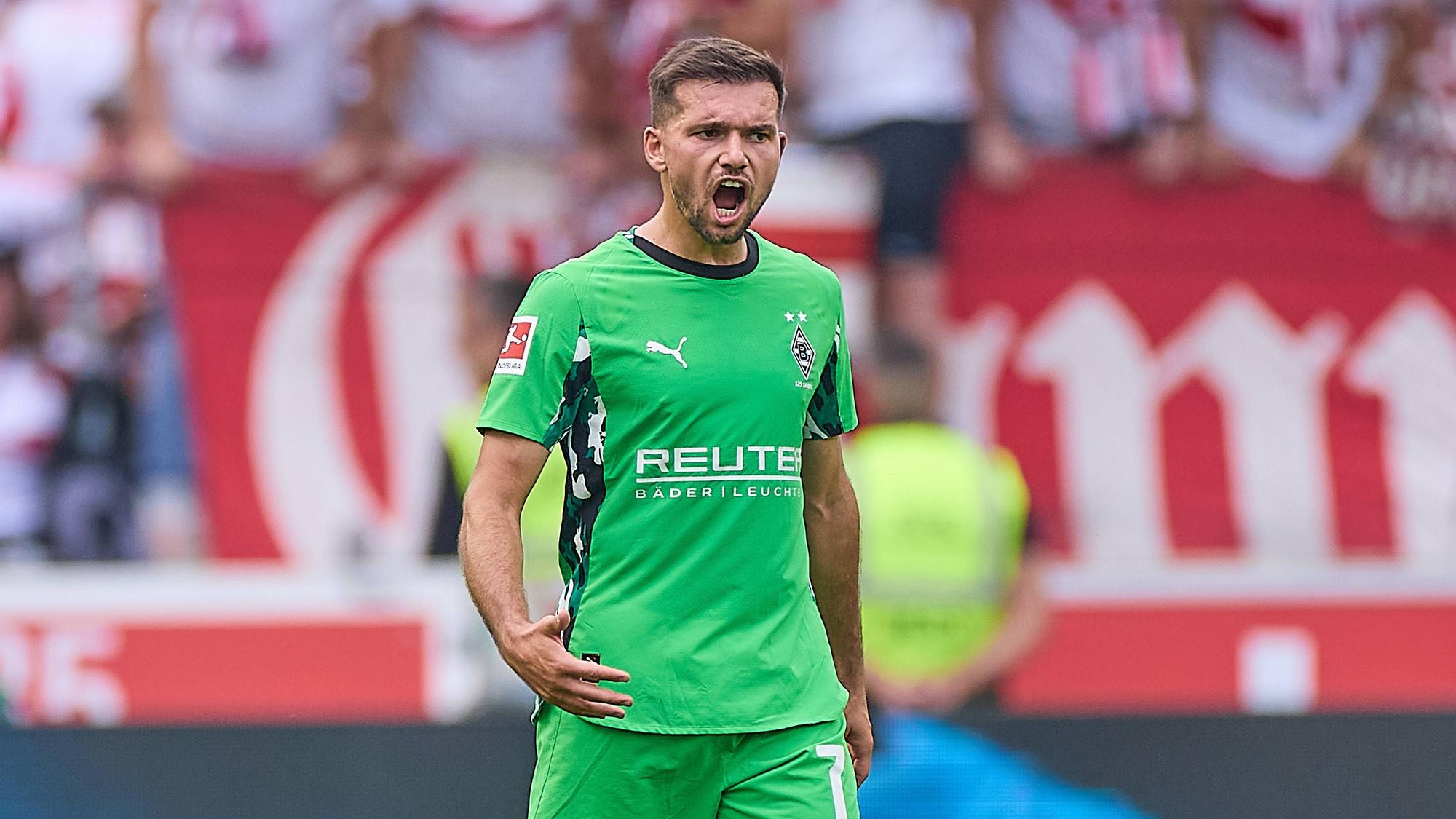 Kevin Stöger schreit laut auf dem Feld.