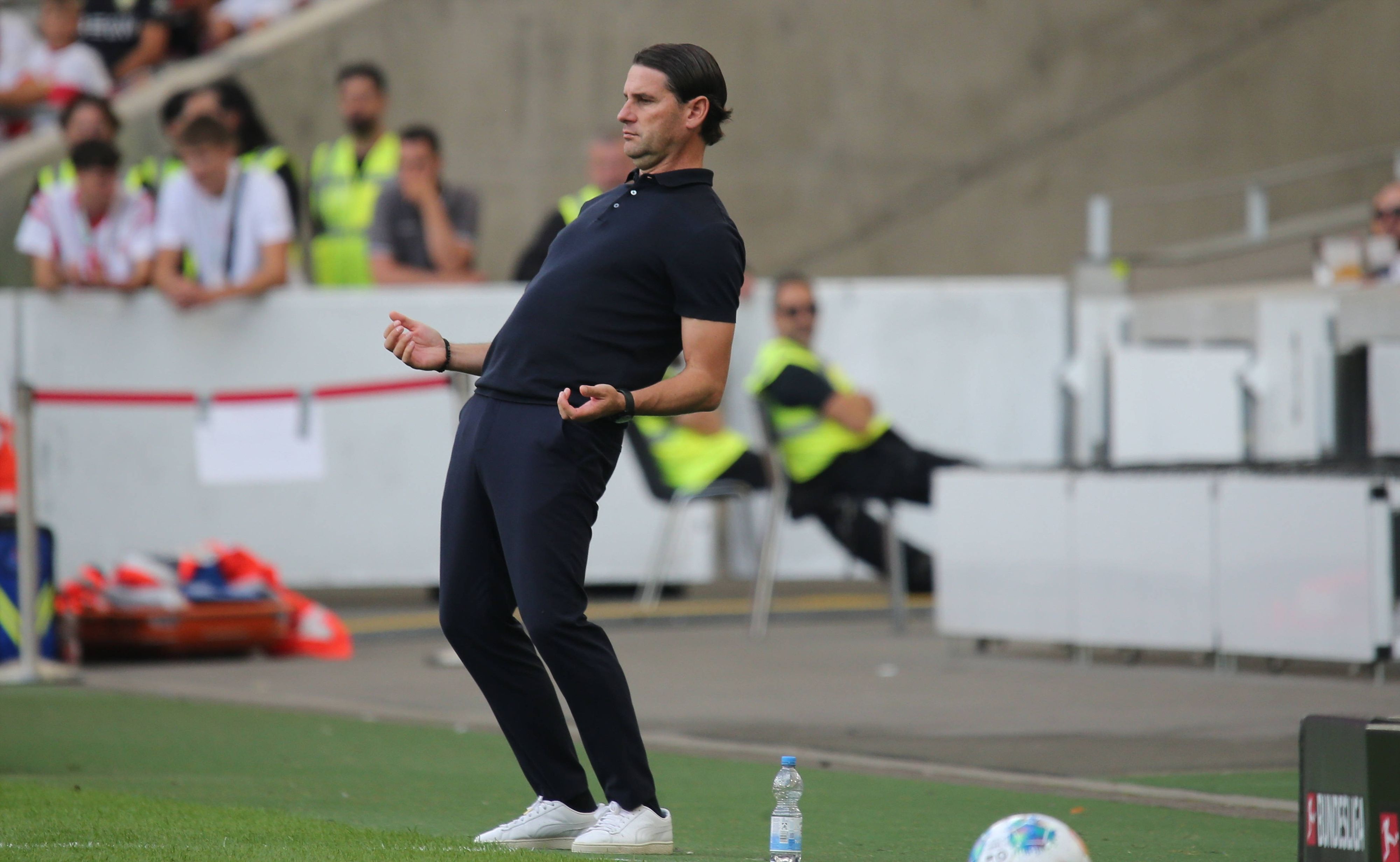 Gerardo Seoane beim Spiel gegen den VfB Stuttgart an der Seitenlinie.