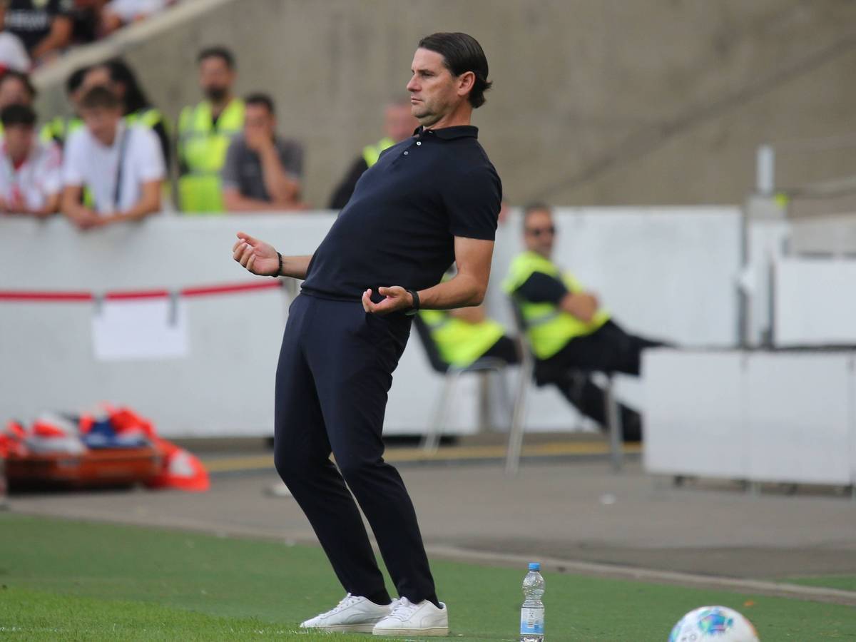 Gerardo Seoane beim Spiel gegen den VfB Stuttgart an der Seitenlinie.